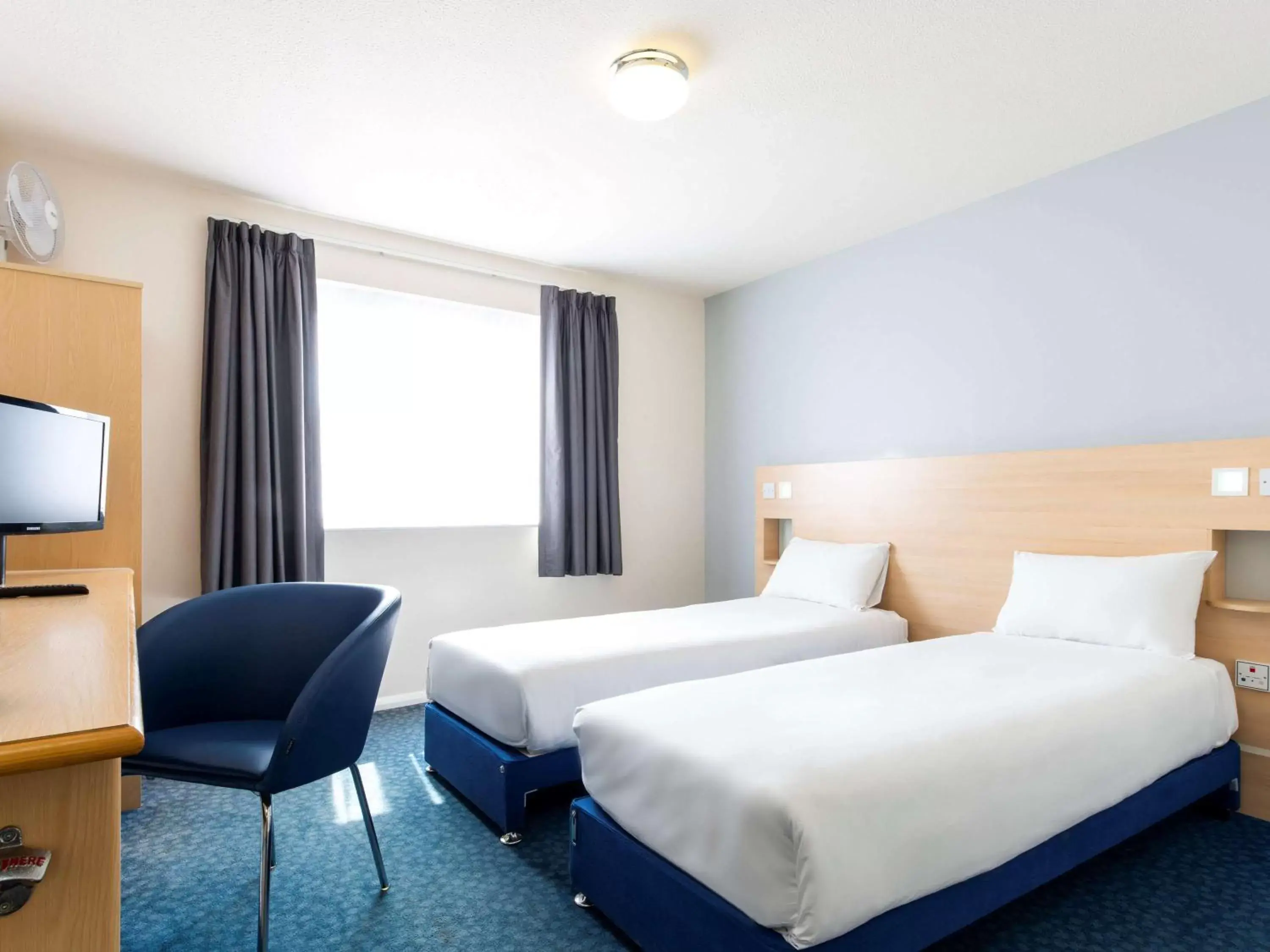 Photo of the whole room, Bed in ibis budget Dundee Camperdown