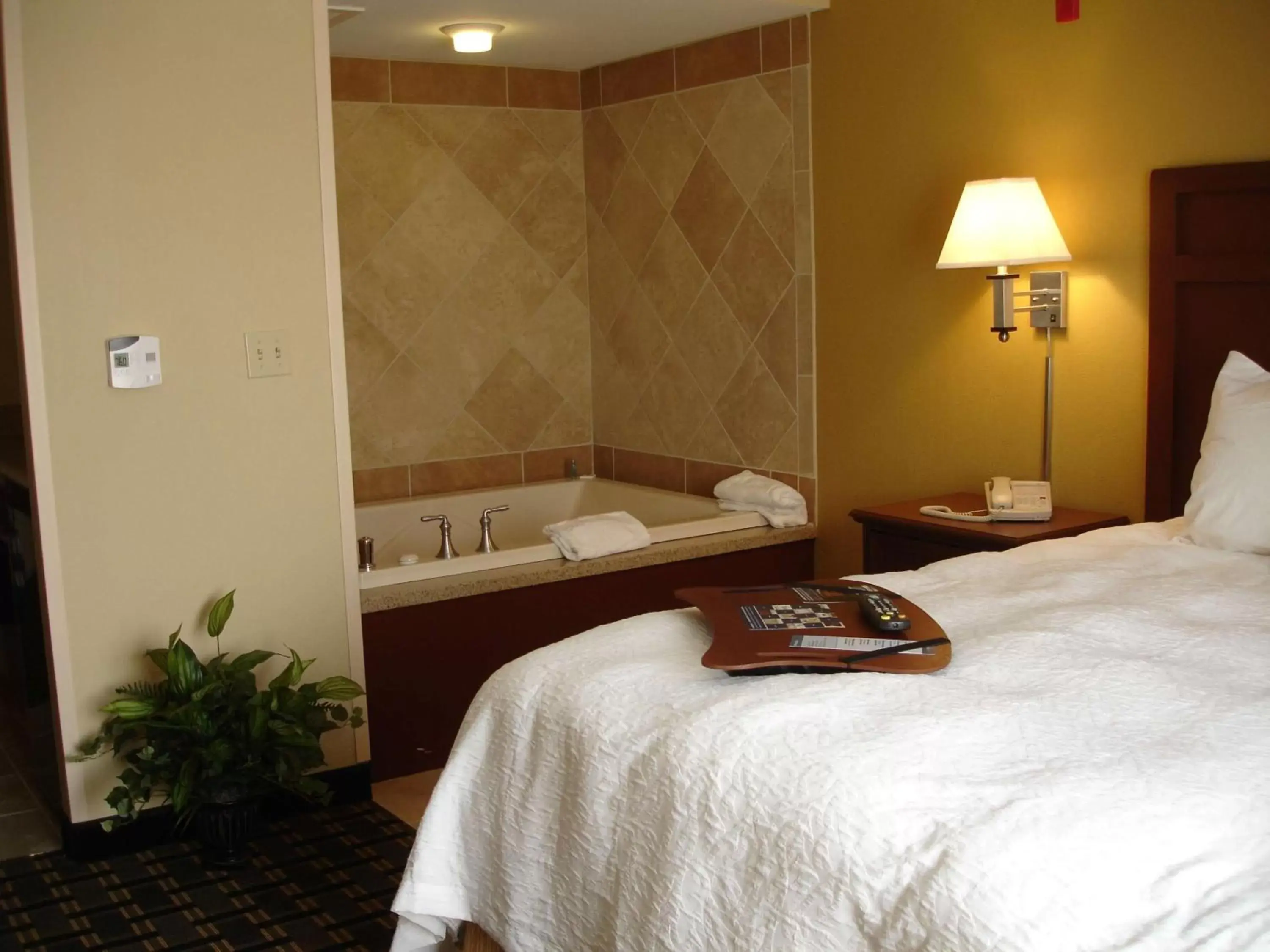 Bathroom, Bed in Hampton Inn & Suites Columbia at the University of Missouri