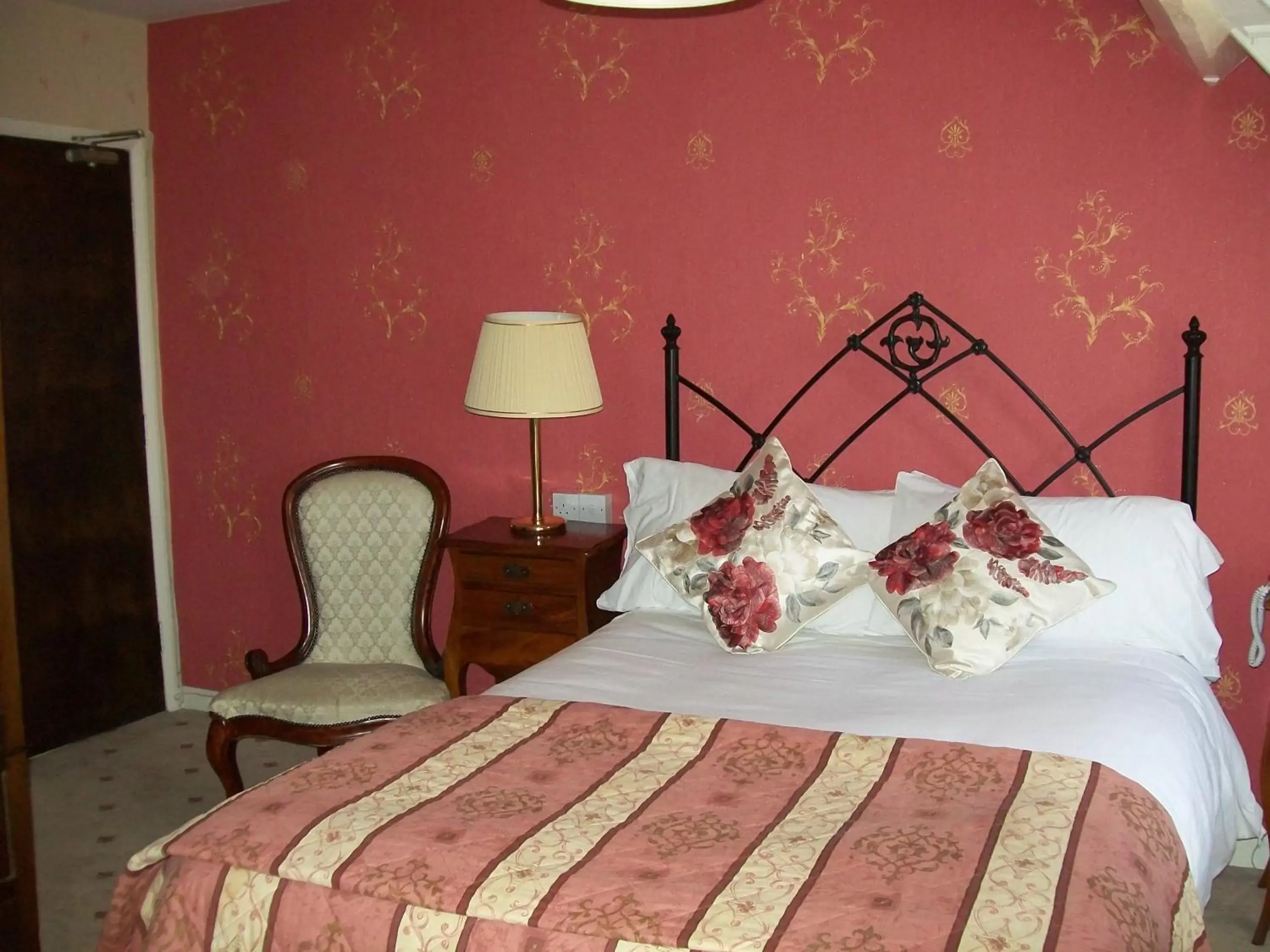 Photo of the whole room, Bed in Chapel House