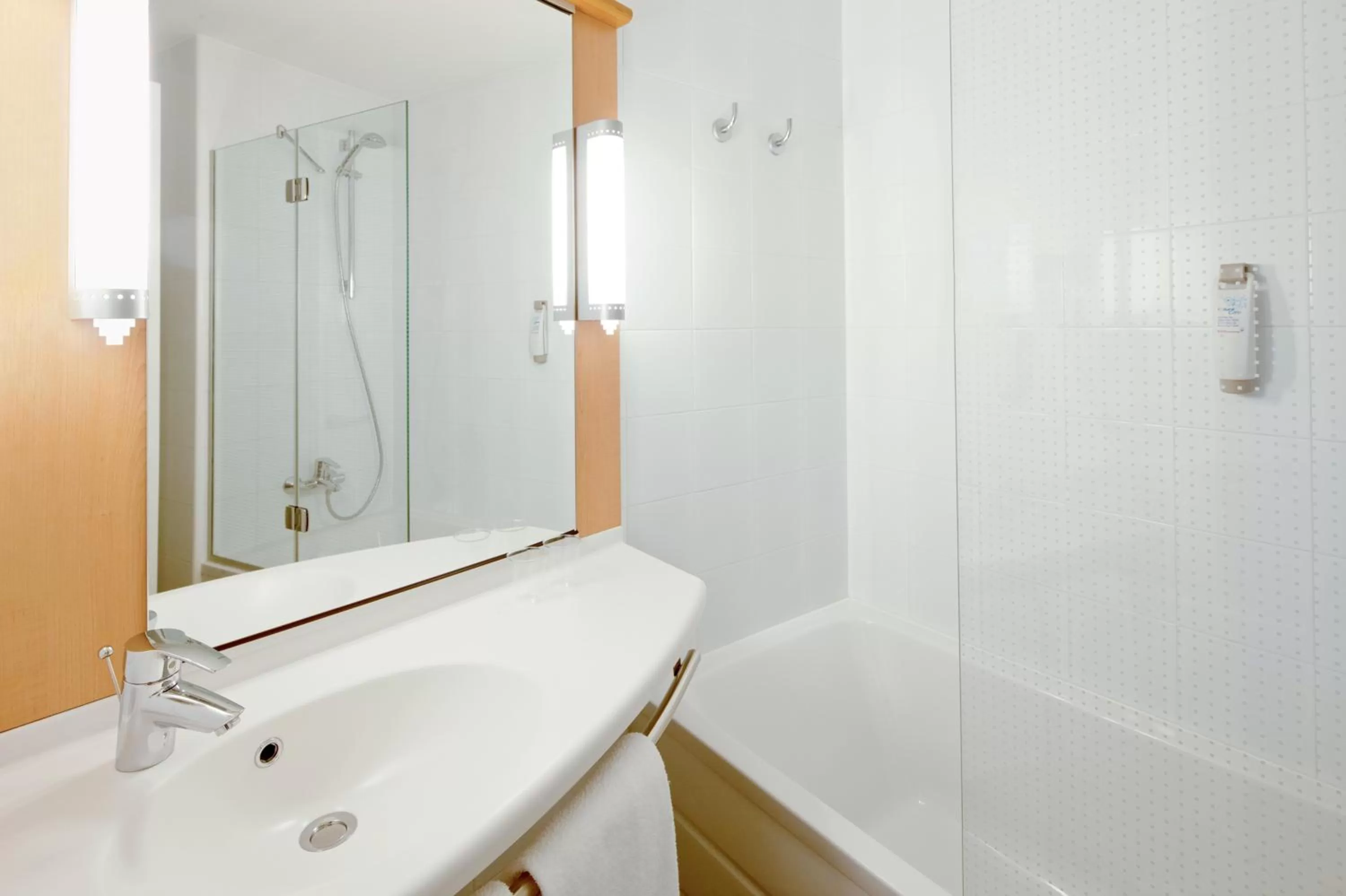 Bathroom in Ibis Lleida