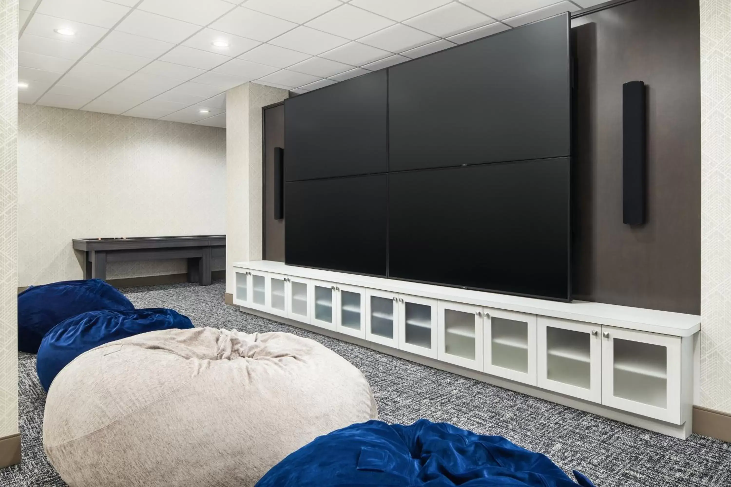 Lobby or reception, TV/Entertainment Center in Holiday Inn Express Richmond - Midtown, an IHG Hotel