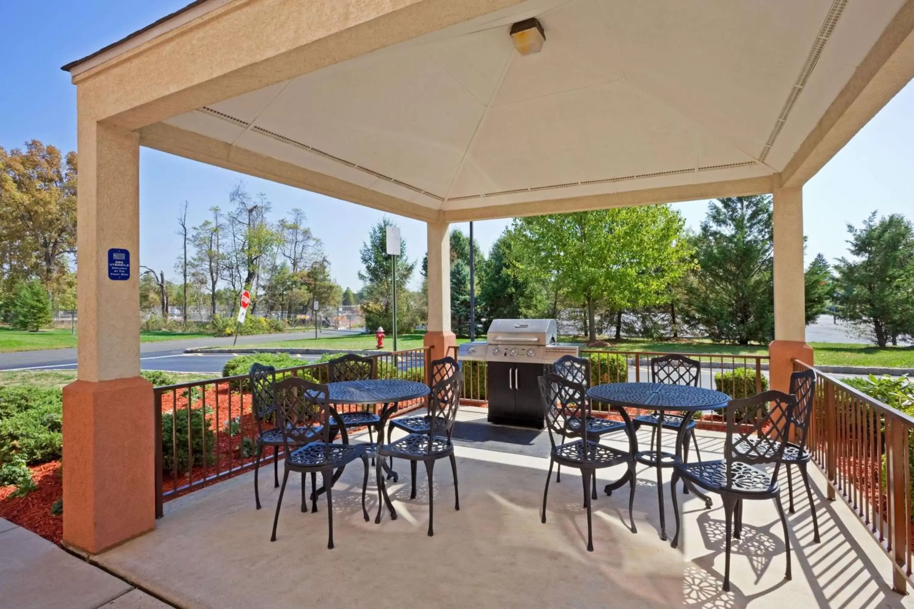 Patio, Restaurant/Places to Eat in Sonesta Simply Suites Somerset