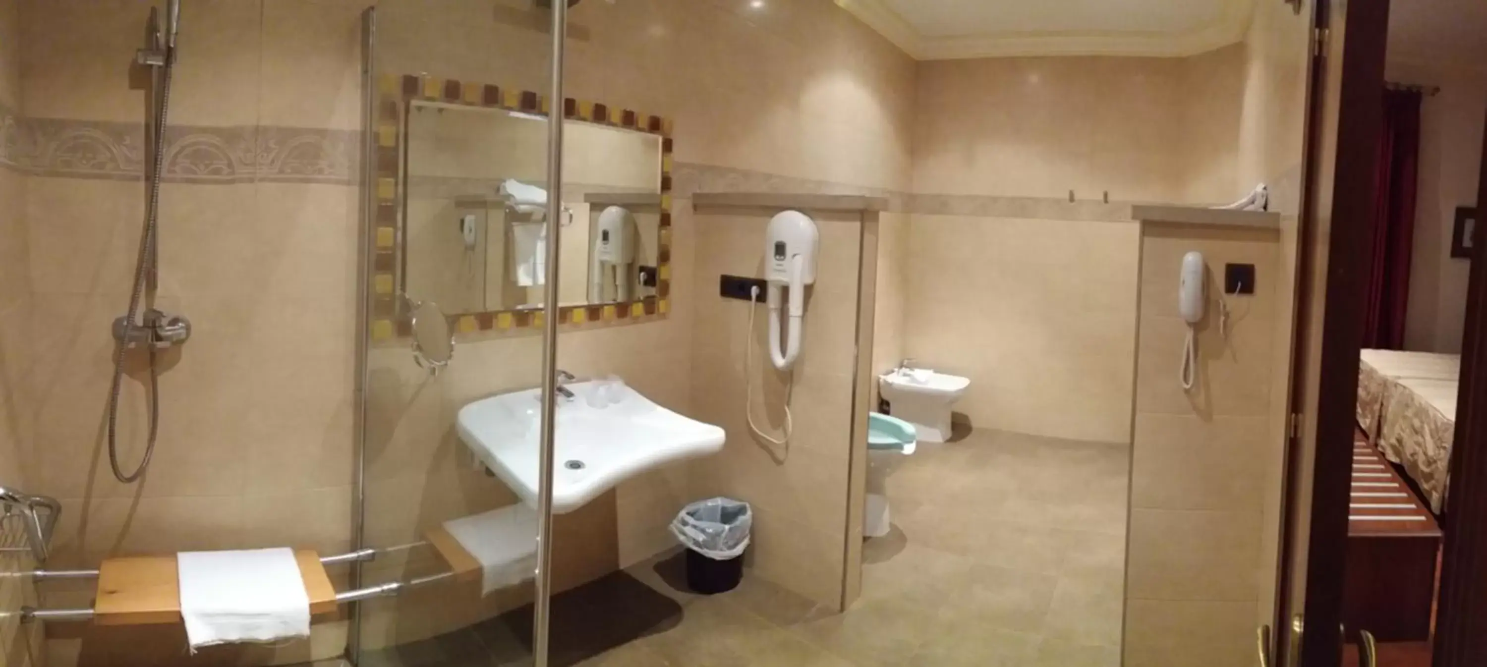 Facility for disabled guests, Bathroom in Hotel Palacio de la Magdalena