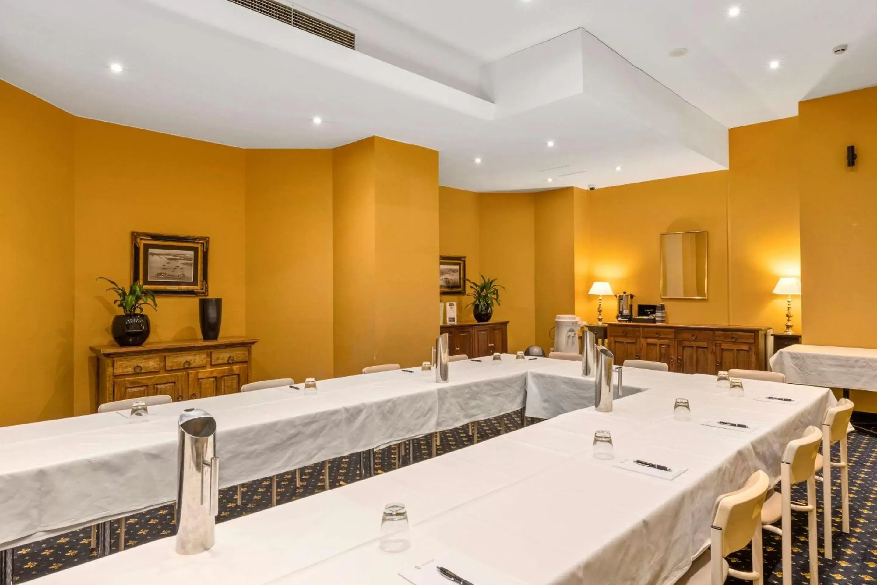 Meeting/conference room, Bathroom in Castlereagh Boutique Hotel, Ascend Hotel Collection
