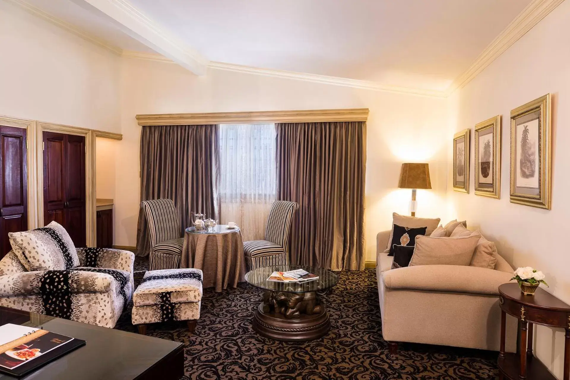Living room, Seating Area in Terra Nova All Suite Hotel