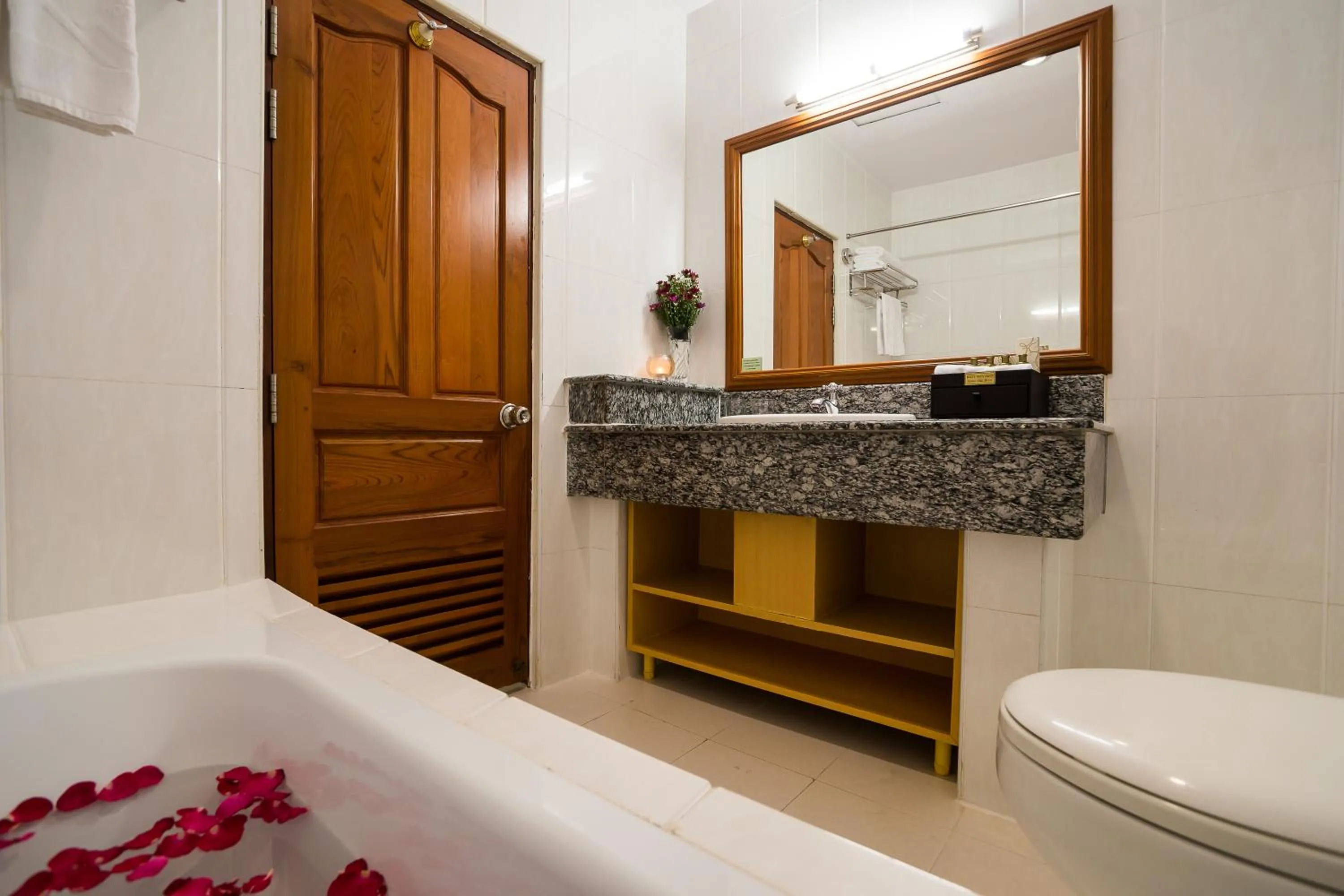 Bathroom in Best Western Green Hill Hotel