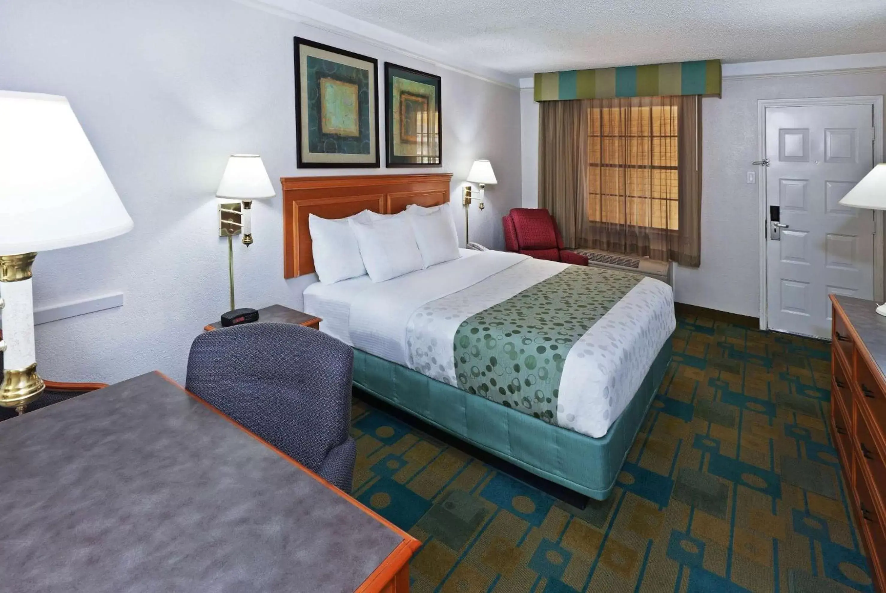 Photo of the whole room, Bed in La Quinta Inn by Wyndham Austin Oltorf