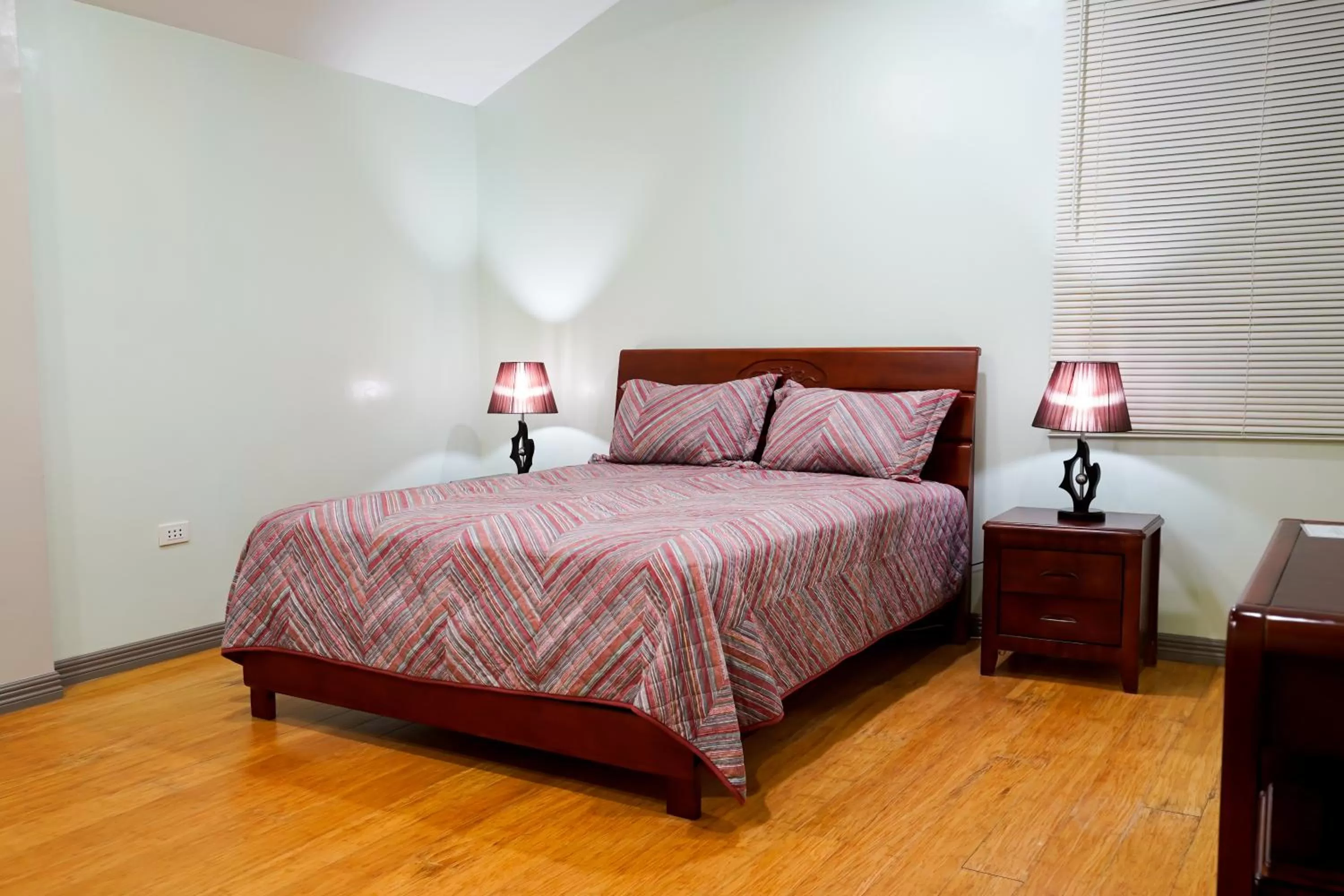 Photo of the whole room, Bed in MS Mountain Cabin