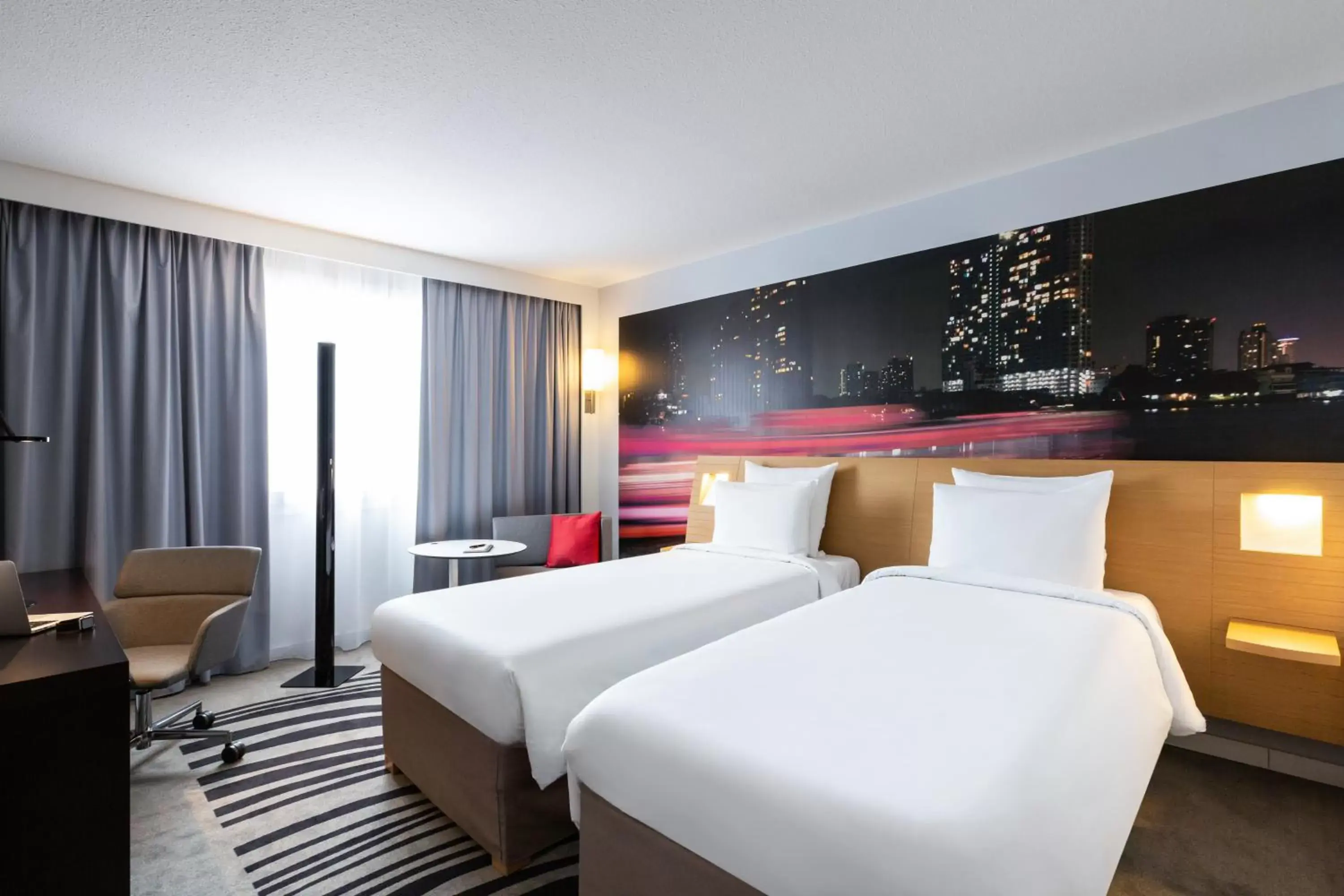 Photo of the whole room, Bed in Novotel Bordeaux Centre Ville