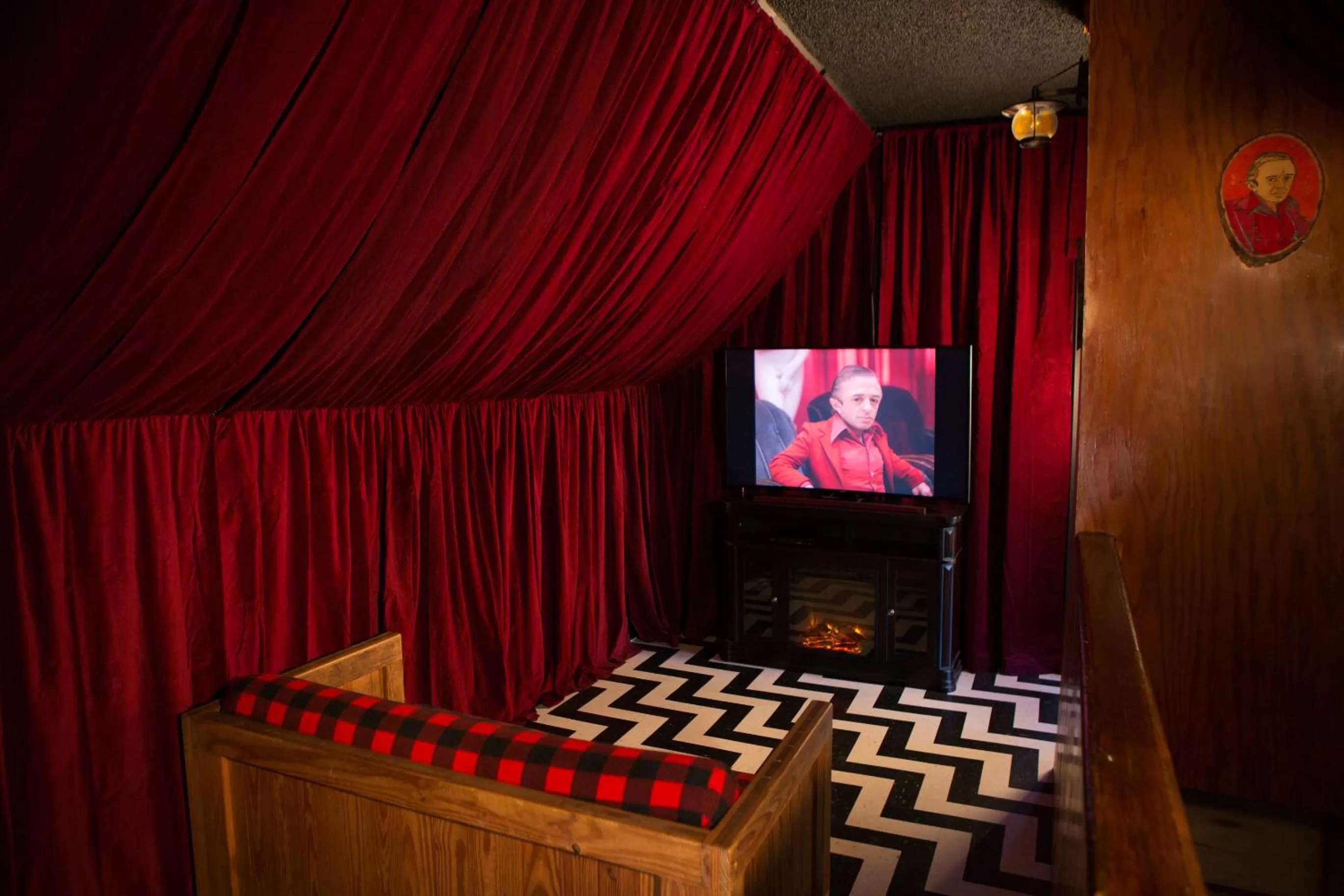 TV/Entertainment Center in Hicksville Pines Chalets & Motel