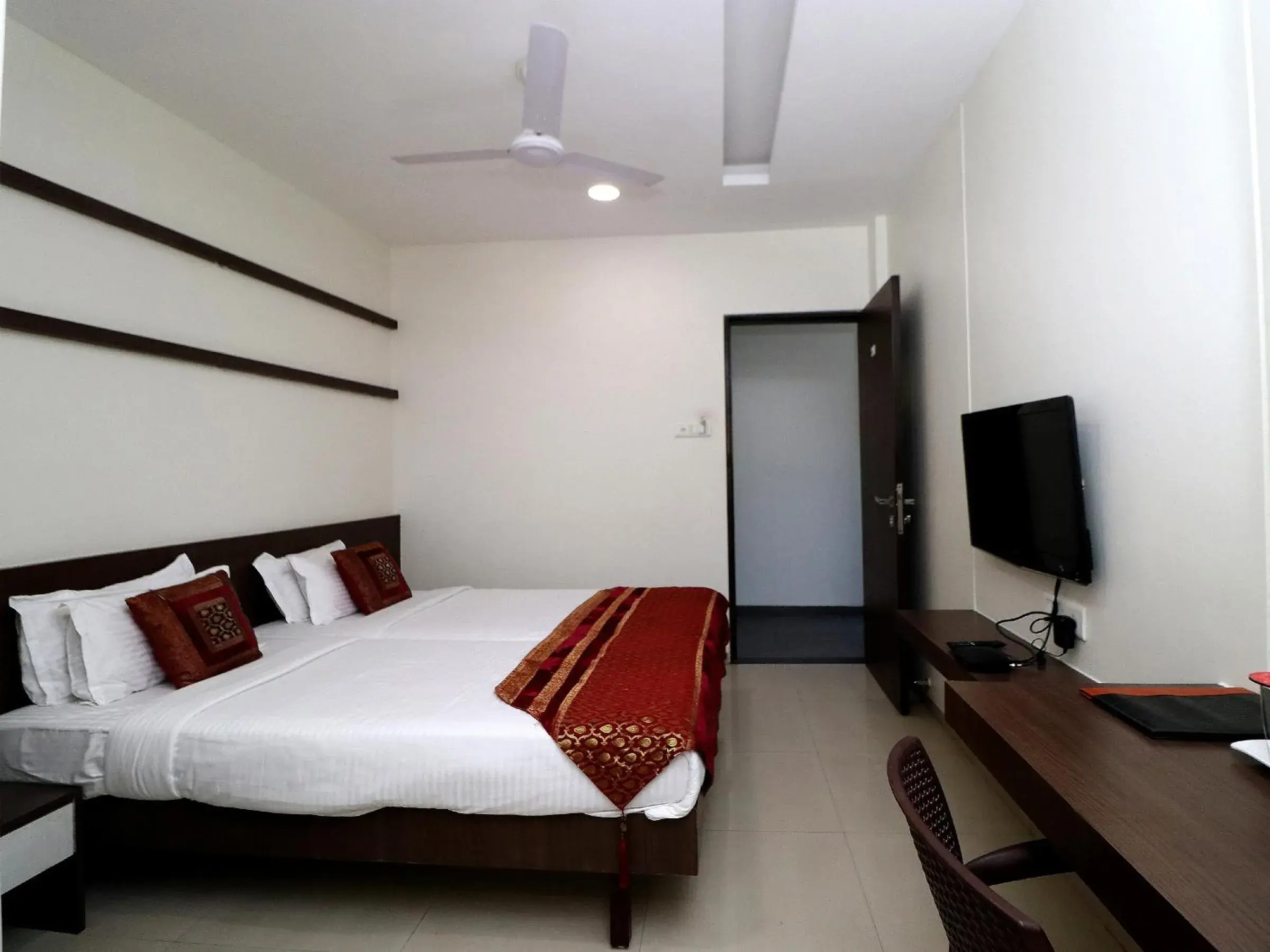 TV and multimedia, Bed in Hotel Girnar