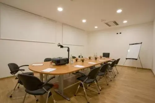 Business facilities in Hotel Master