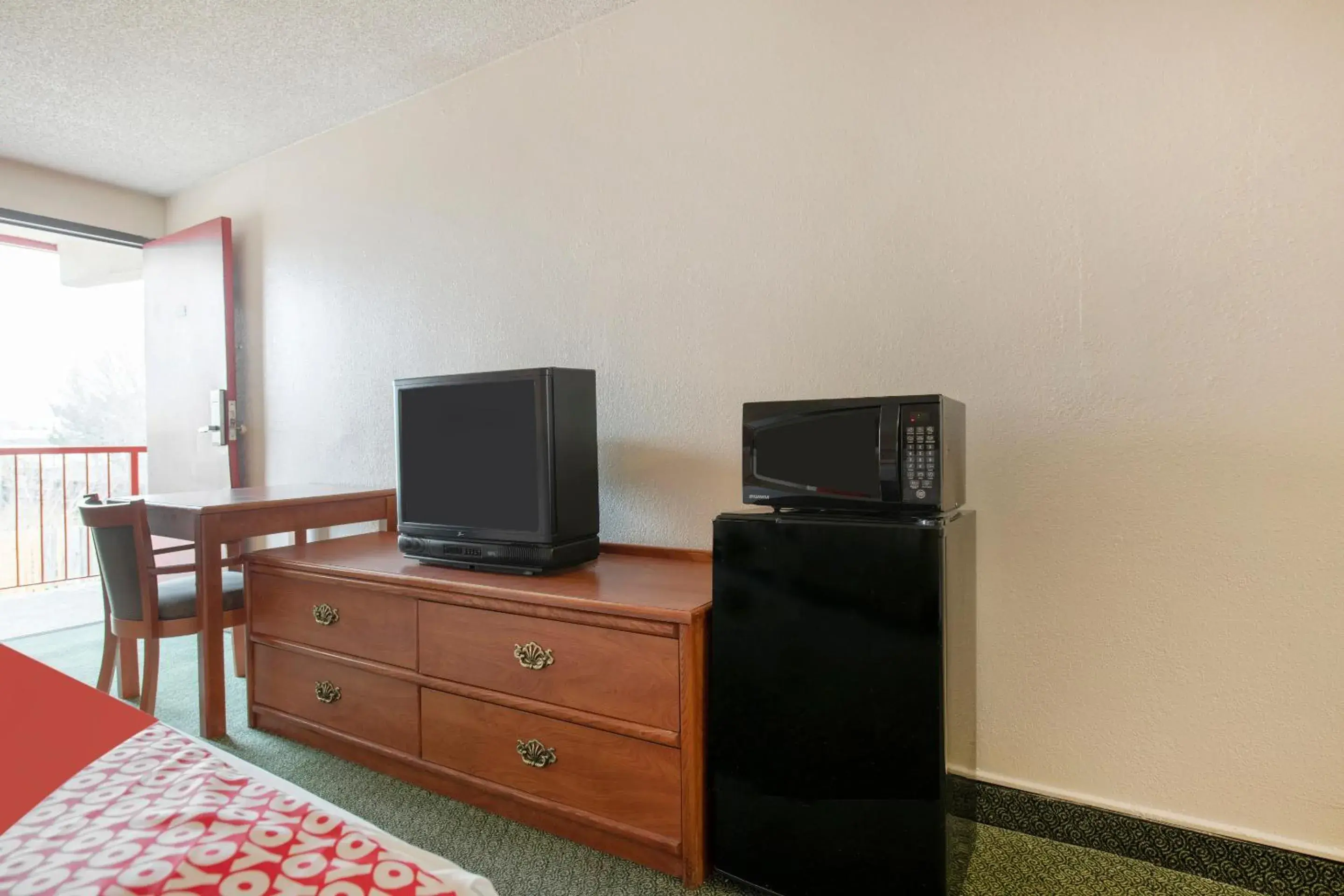 Bedroom, TV/Entertainment Center in OYO Hotel Tulsa International Airport