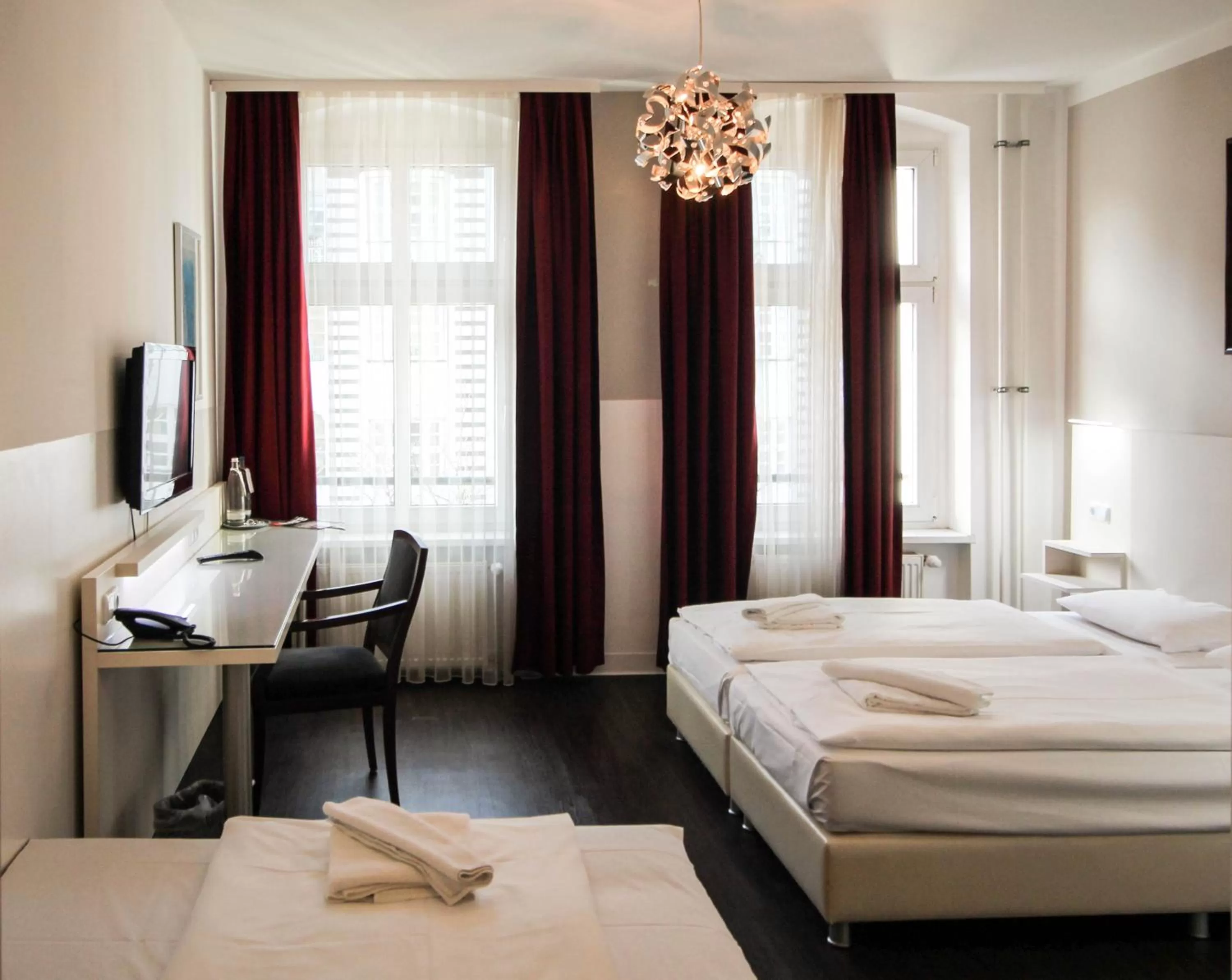 Photo of the whole room, Bed in Hotel Prens Berlin