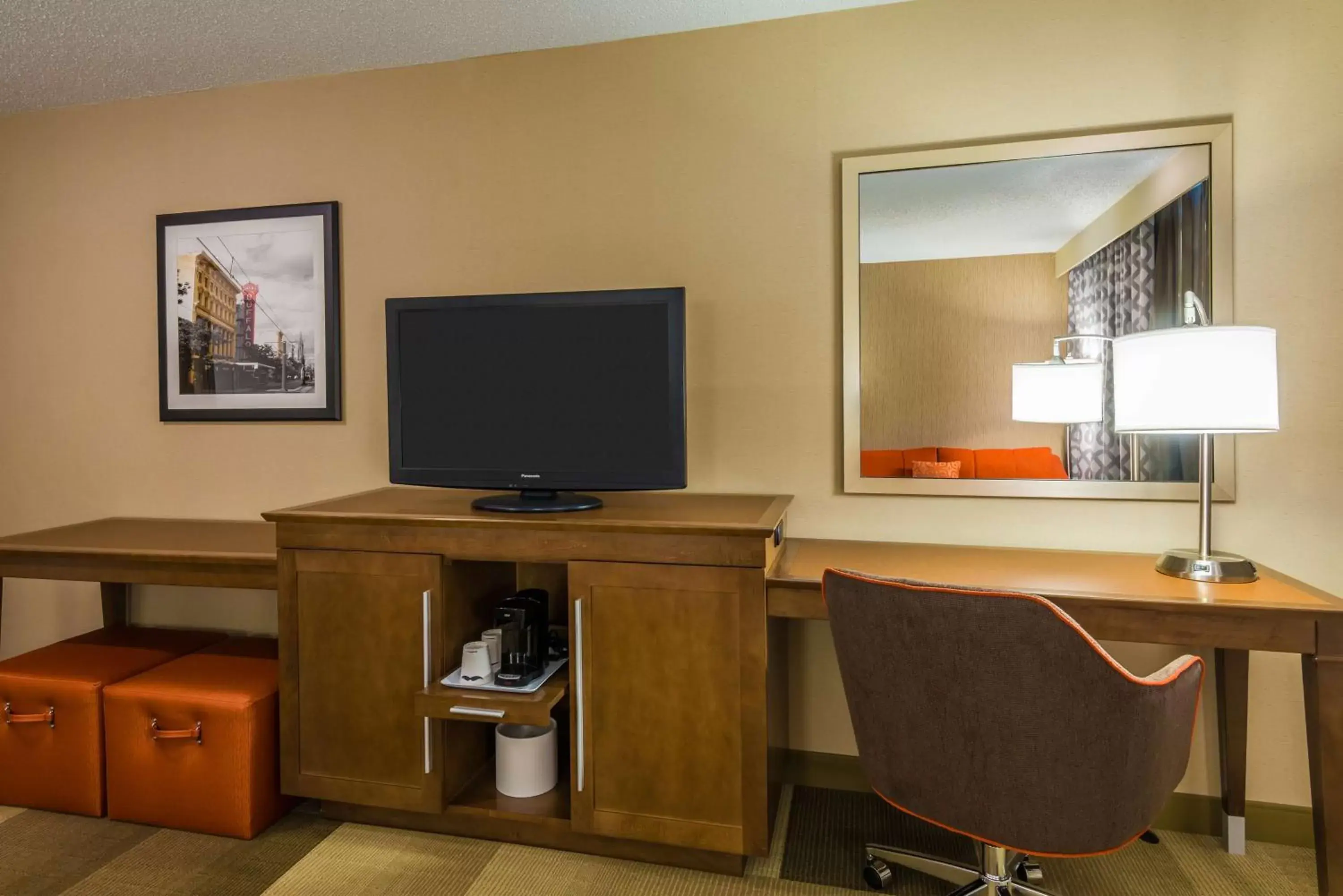 Bedroom, TV/Entertainment Center in Hampton Inn Buffalo-Airport Galleria Mall