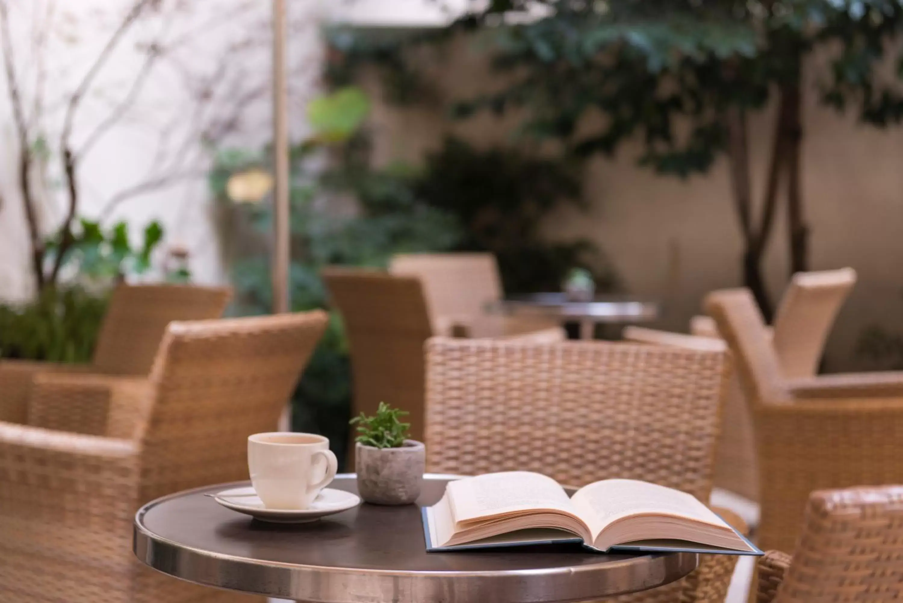 Patio, Restaurant/Places to Eat in Hôtel Le Walt by Inwood Hotels