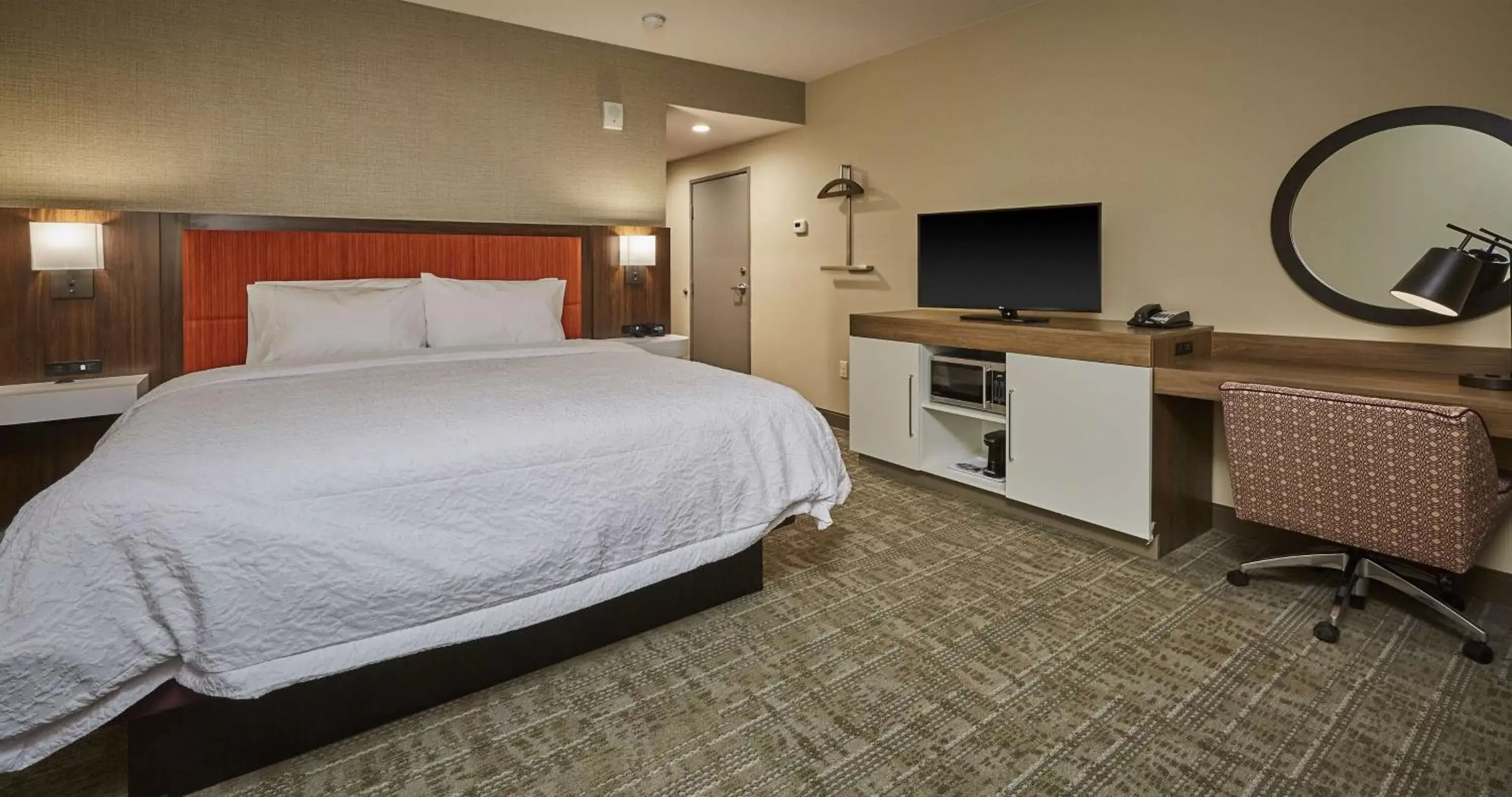 Bedroom, Bed in Hampton Inn & Suites Roseburg