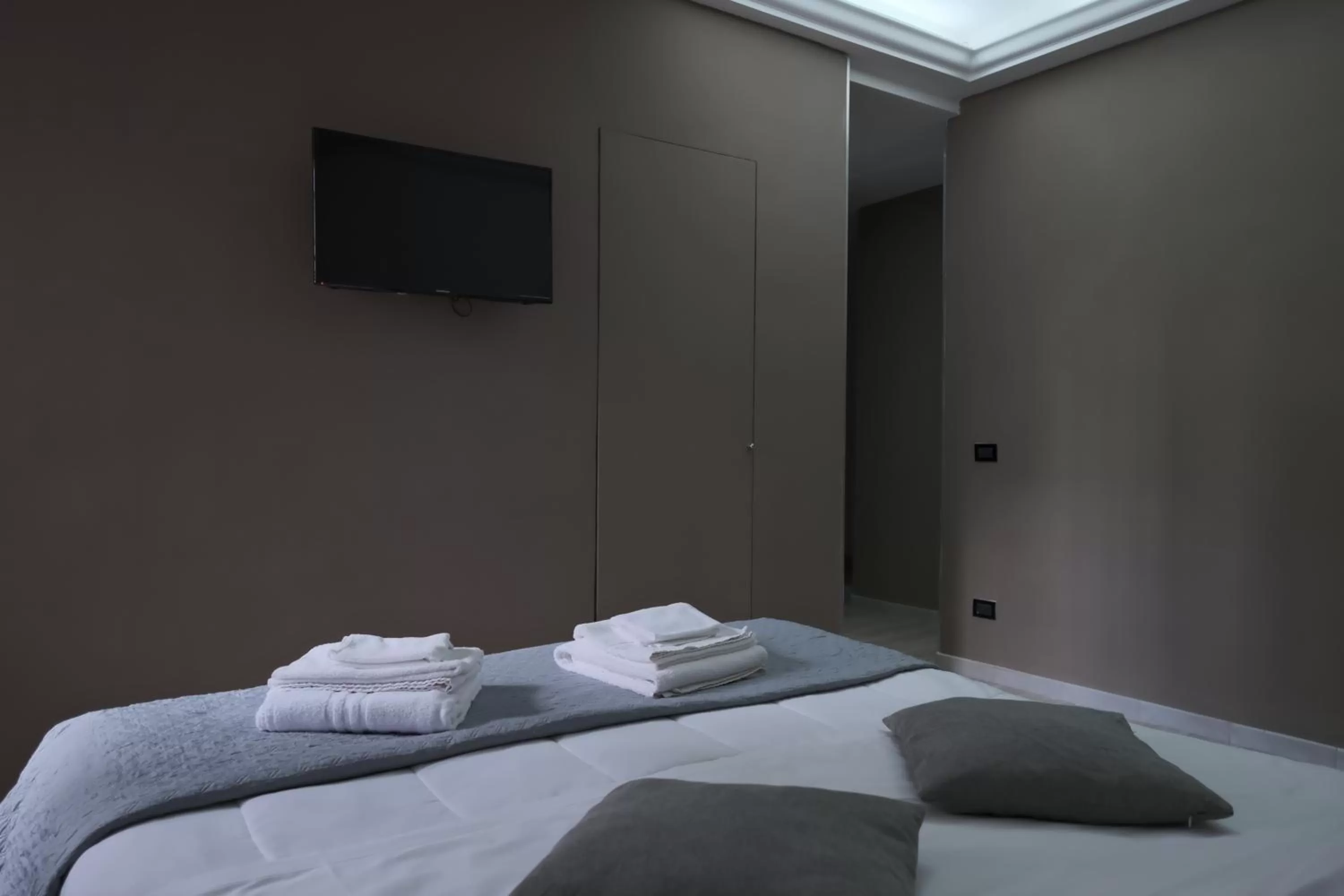 Bed in Royalty Rooms & Spa