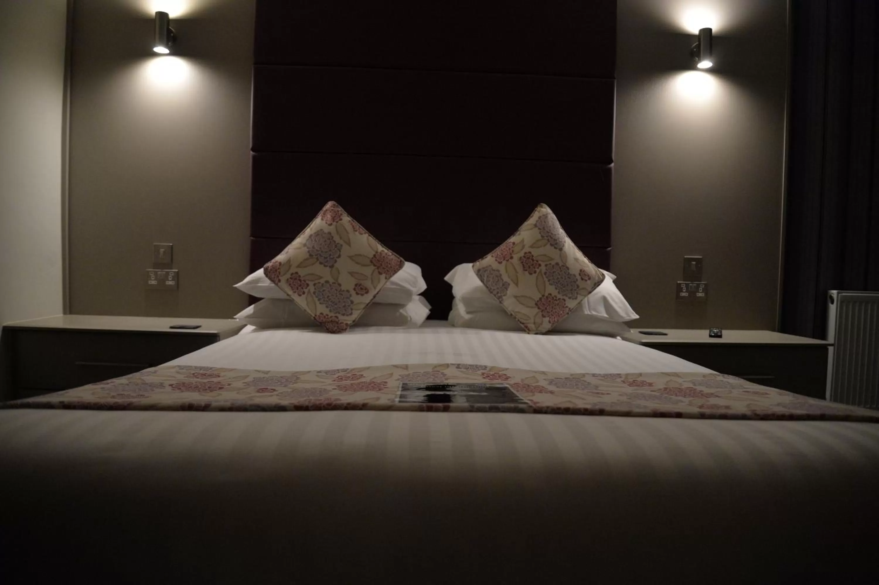 Bed in Lauriston & Lawton Court Hotel