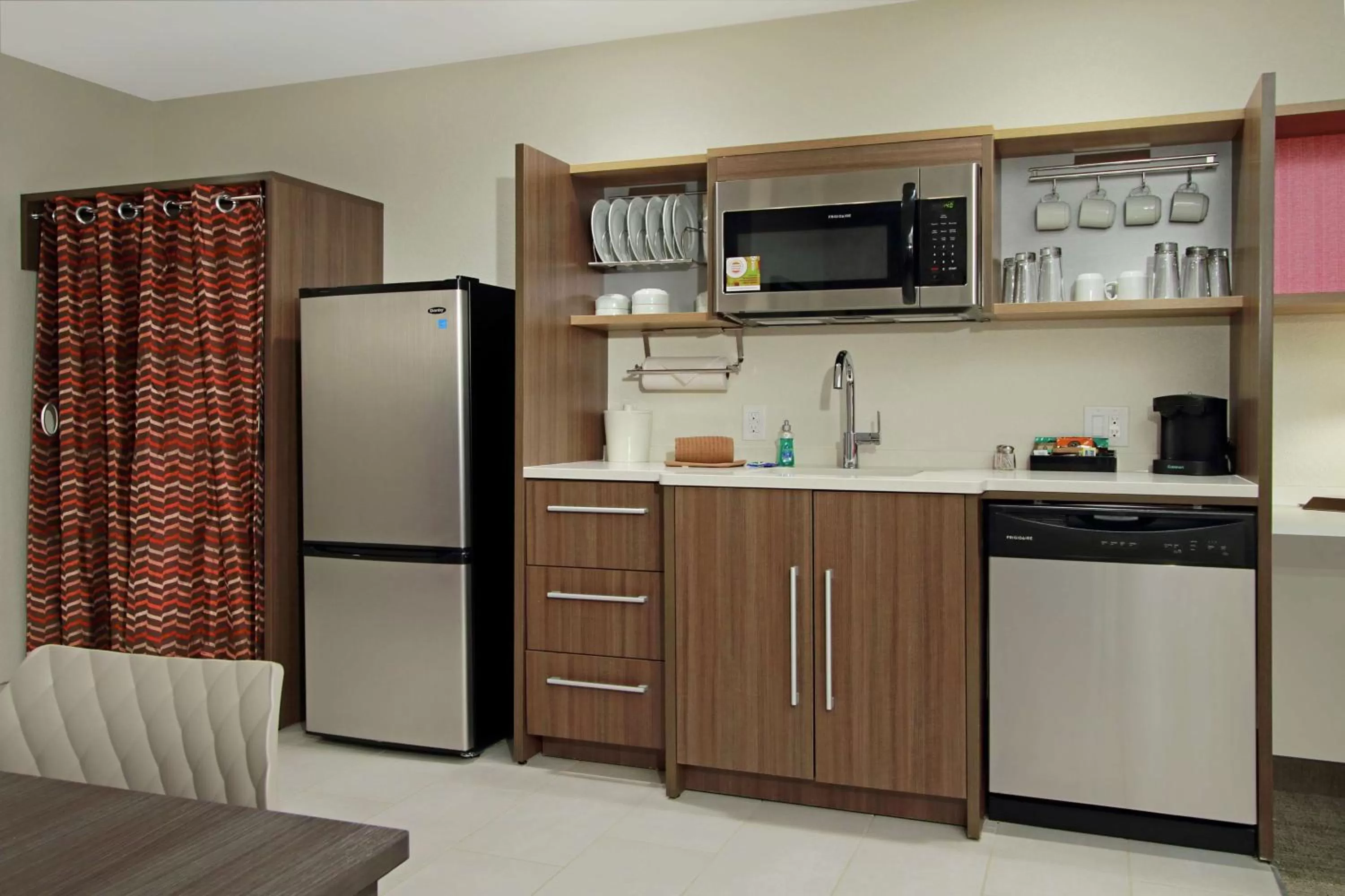 Kitchen or kitchenette in Home2 Suites by Hilton Mobile I-65 Government Boulevard