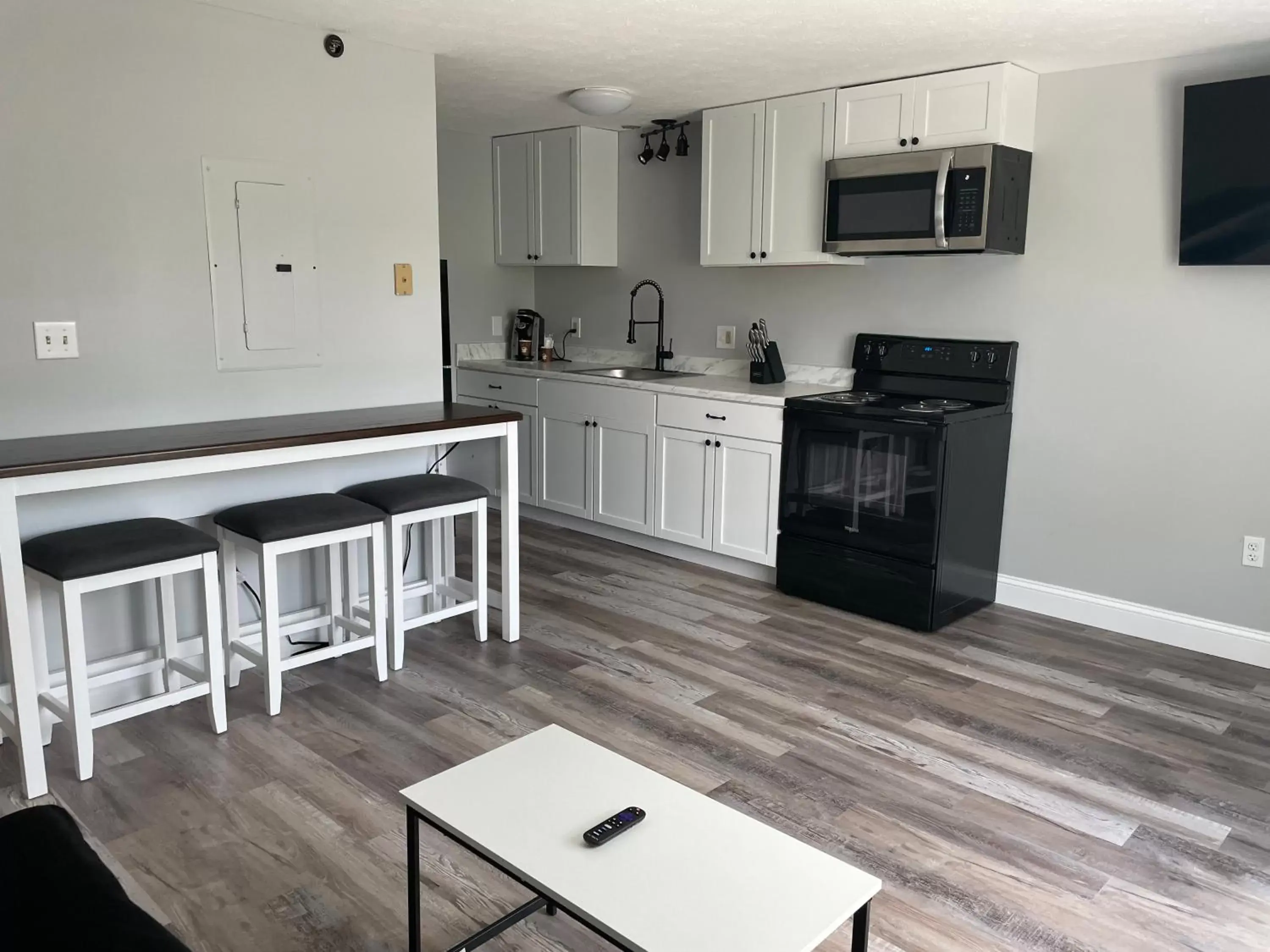 Kitchen/Kitchenette in Seabreeze Motel