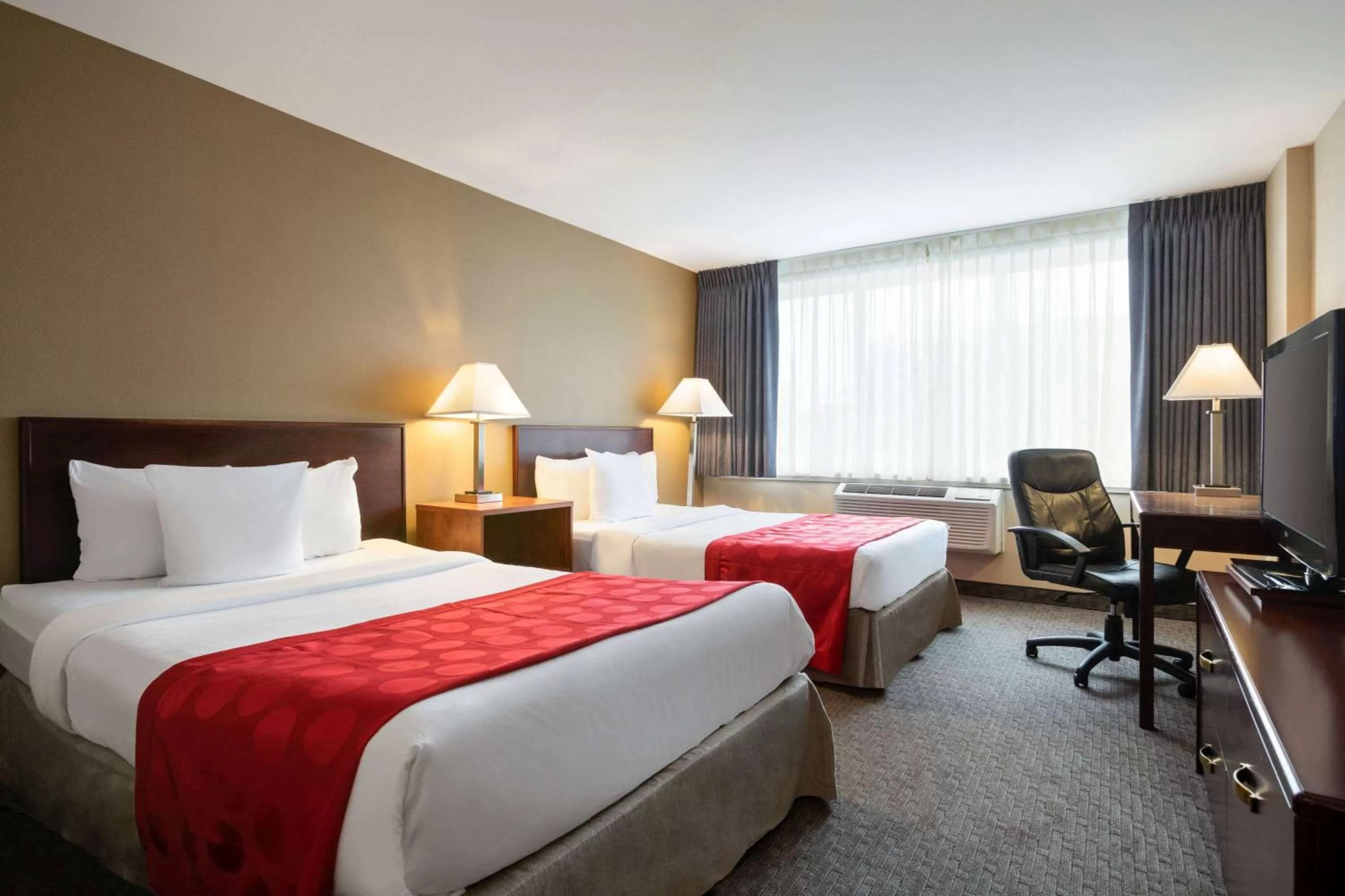 Photo of the whole room, Bed in Ramada Plaza by Wyndham Montreal