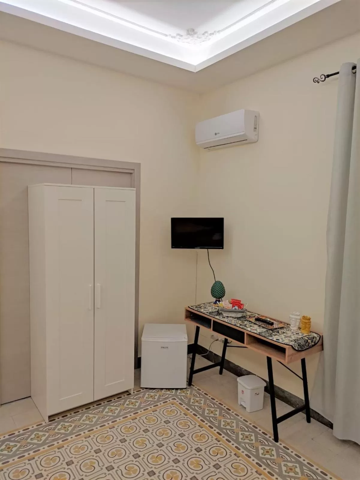 Seating area, TV/Entertainment Center in Room Sixty One