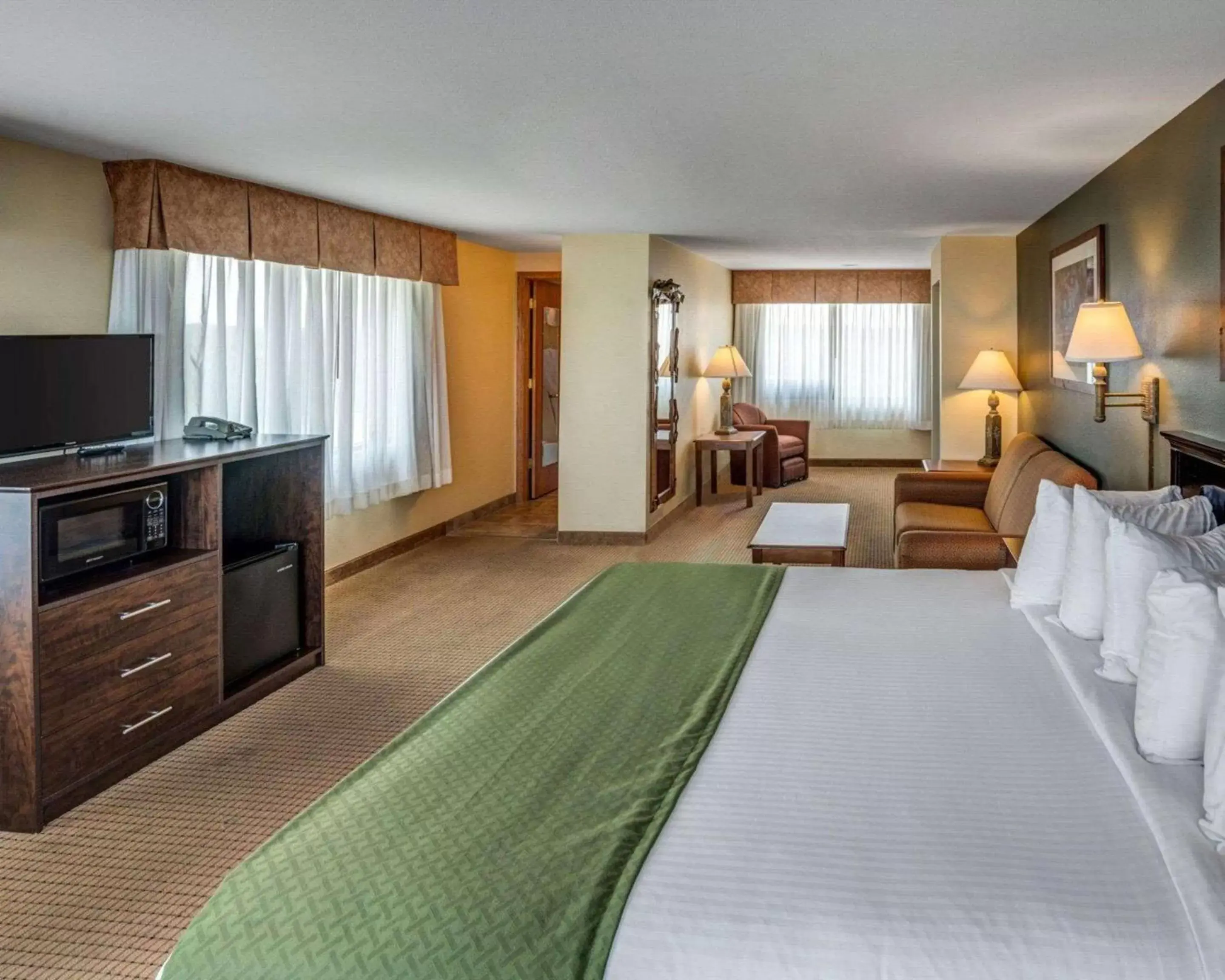 Bed, TV/Entertainment Center in Quality Inn Ashland - Lake Superior