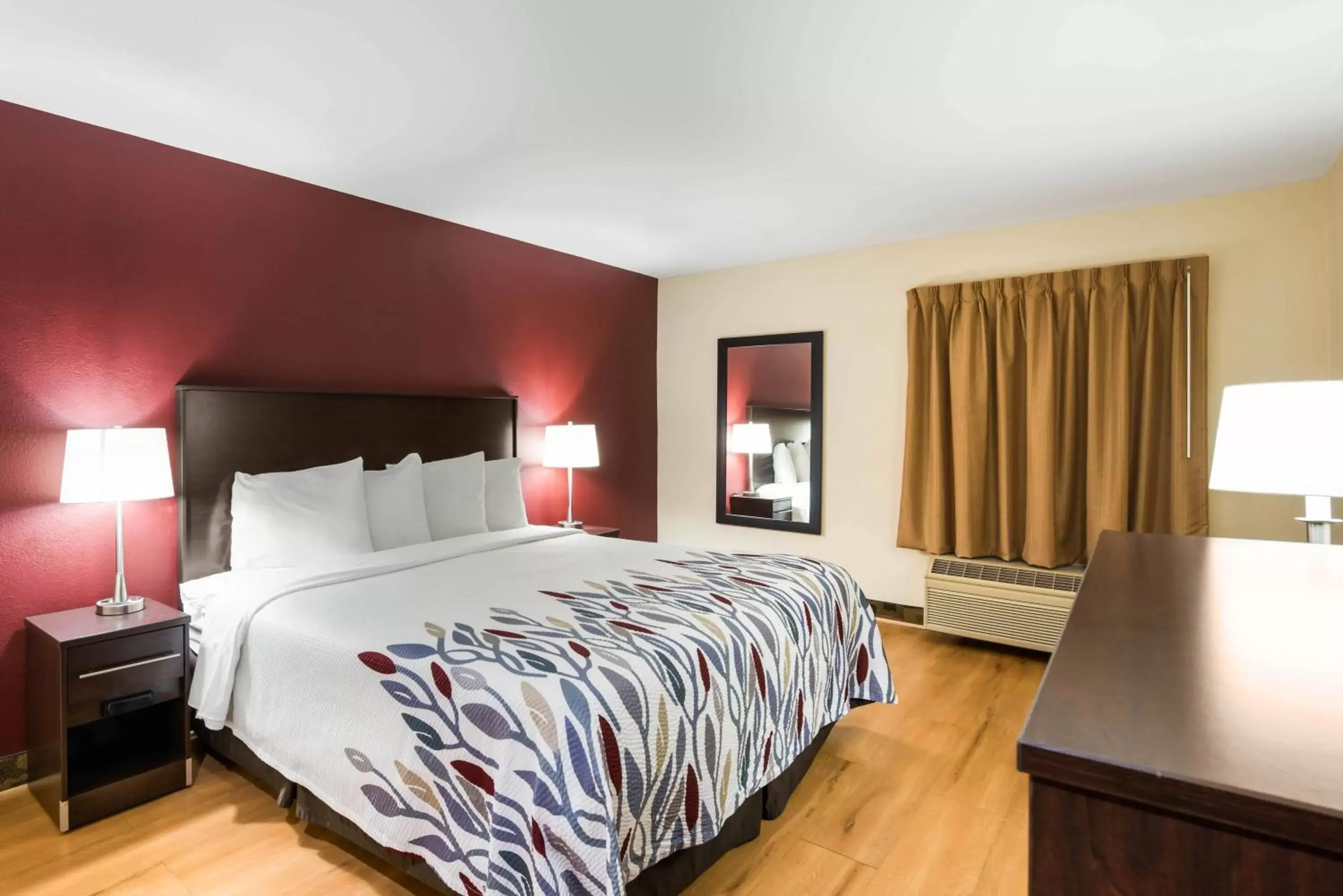 Photo of the whole room, Bed in Red Roof Inn & Suites Monee