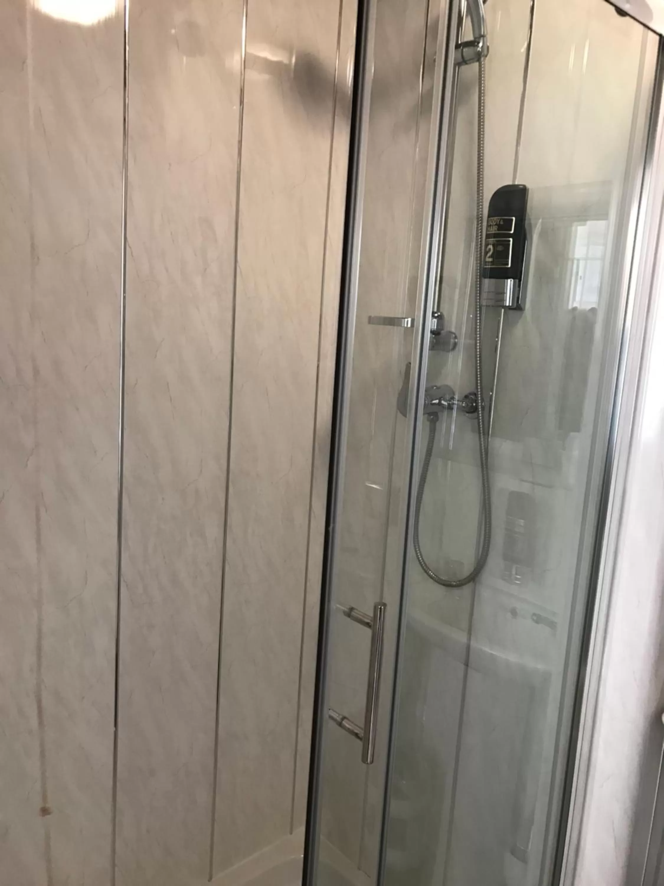 Shower in Queens Plaza Hotel