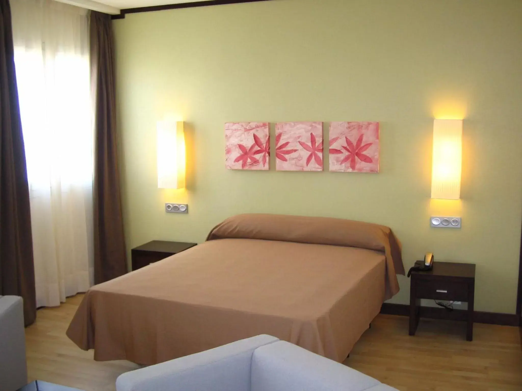 Photo of the whole room, Bed in Hotel Puerta de Ocaña