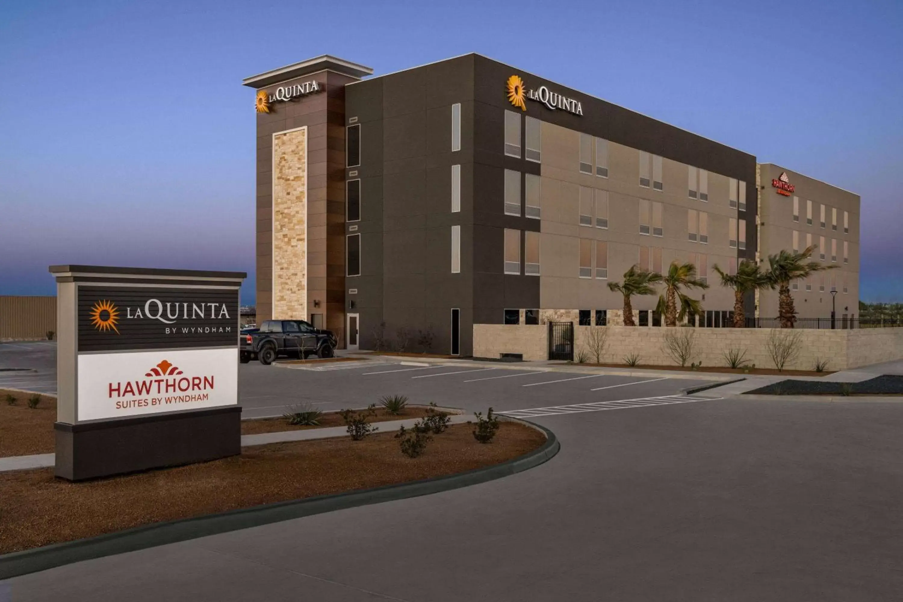 Property building, Property Logo/Sign in La Quinta Inn & Suites by Wyndham Del Rio