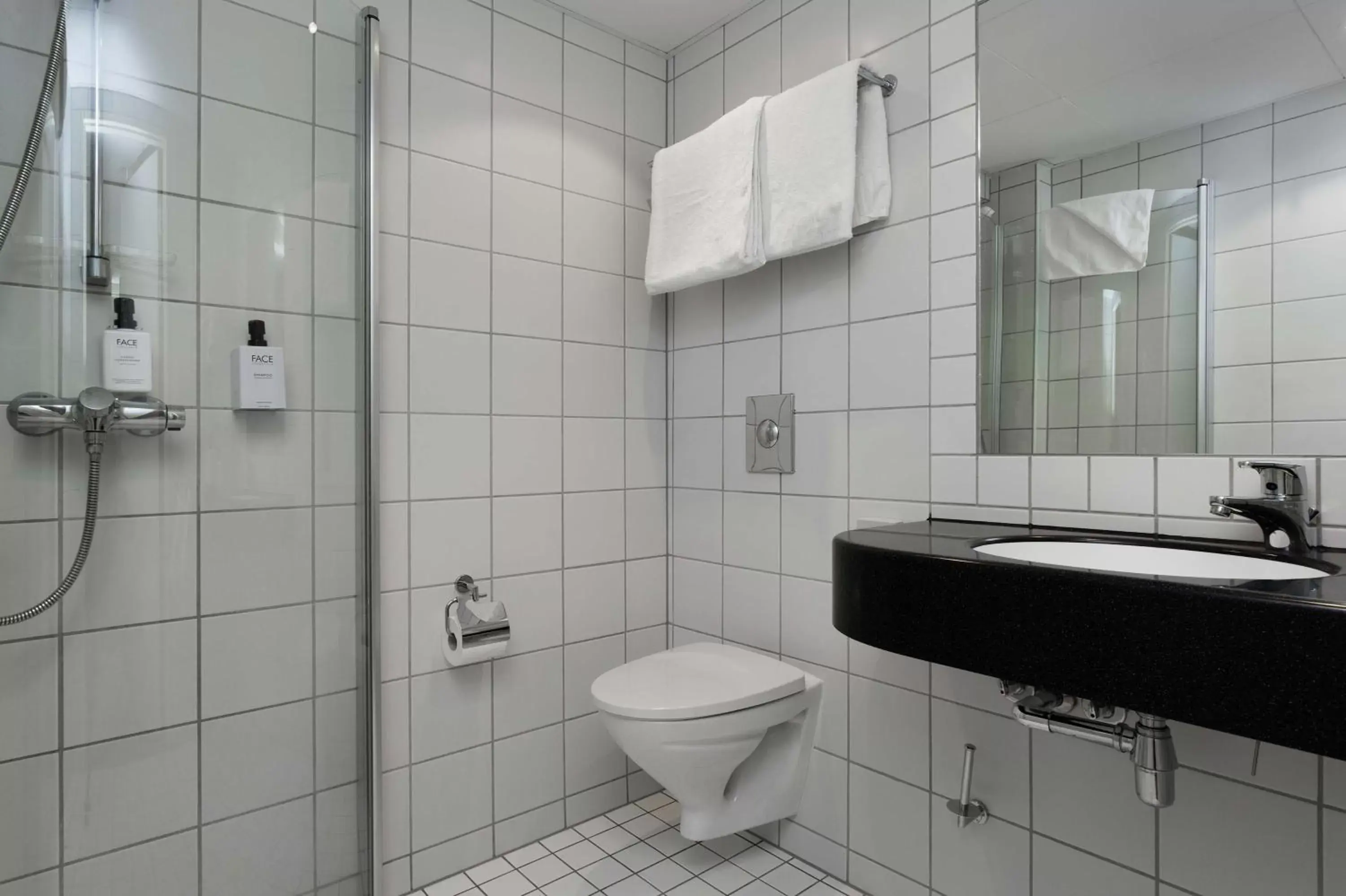 Bathroom in Scandic Kirkenes