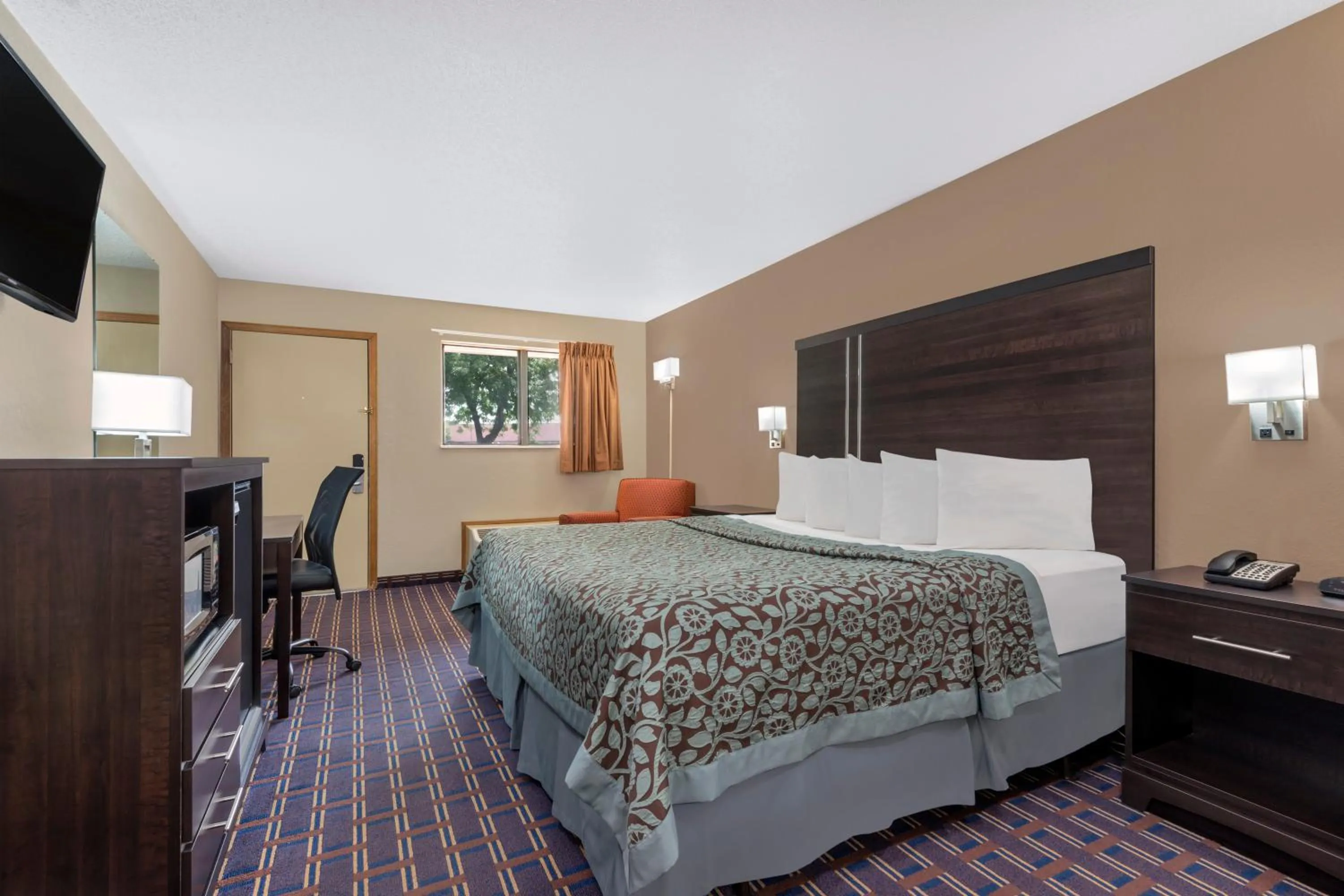 Bedroom, Bed in Days Inn by Wyndham Maumee/Toledo