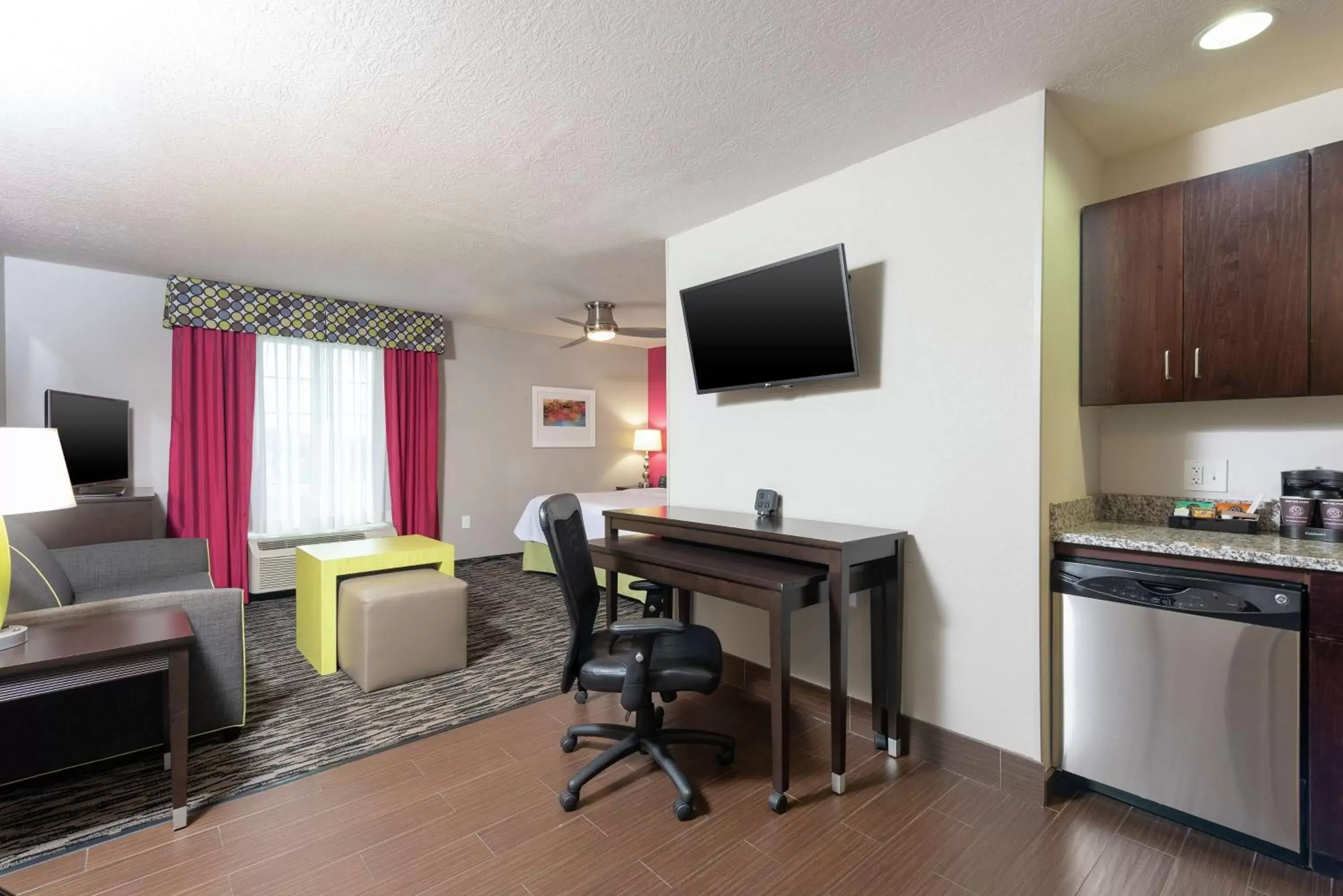Bedroom, TV/Entertainment Center in Homewood Suites by Hilton Columbus/Polaris