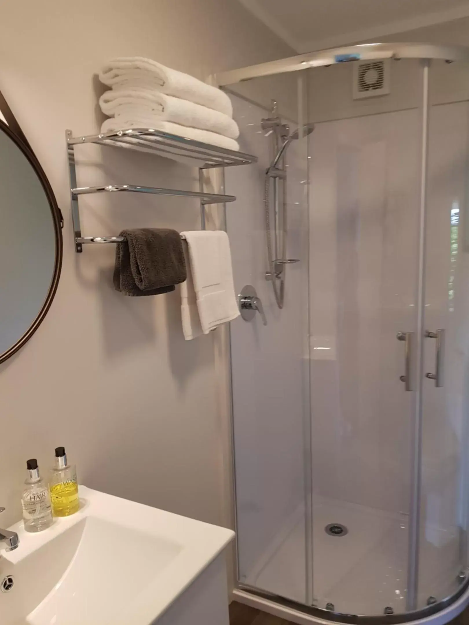 Shower, Bathroom in Coastal Motor Lodge