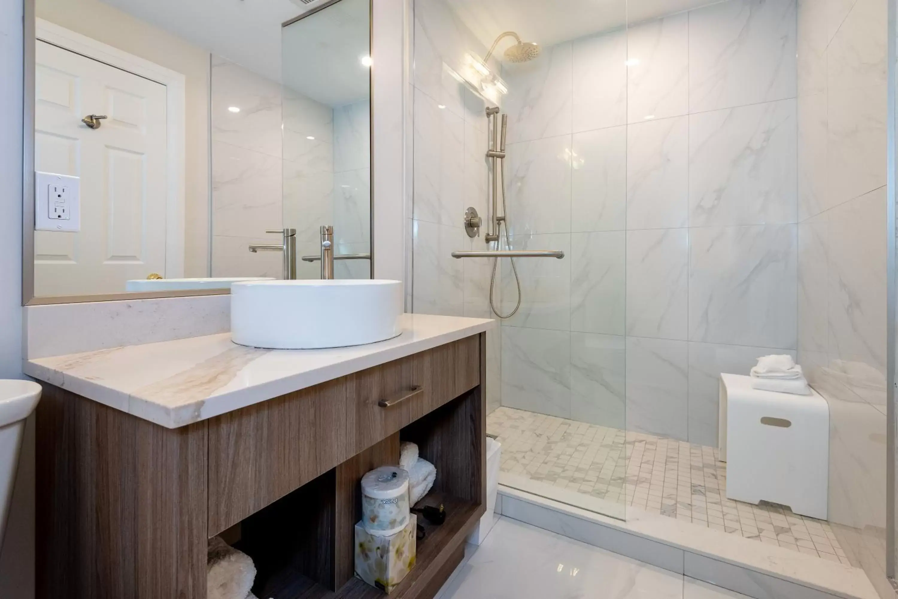 Shower, Bathroom in The Glenerin Inn