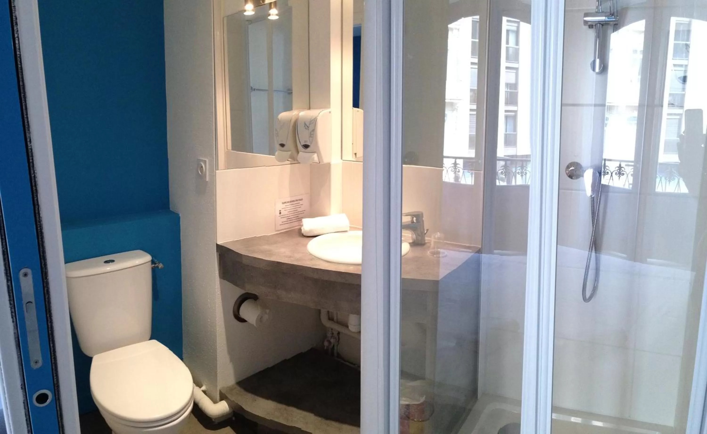 Shower in Hôtel des Ambassadeurs