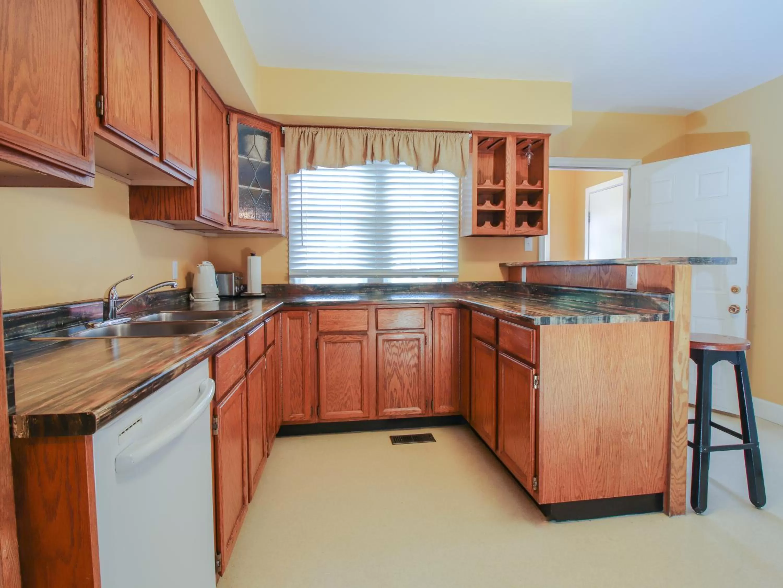 Kitchen or kitchenette in James Bay Inn Hotel, Suites & Cottage