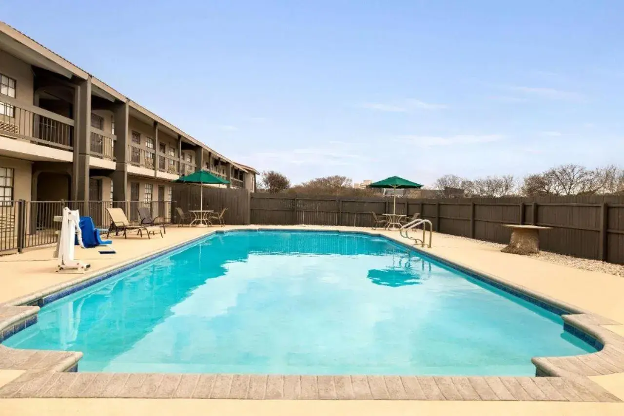 Swimming Pool in La Quinta Inn by Wyndham Corpus Christi North