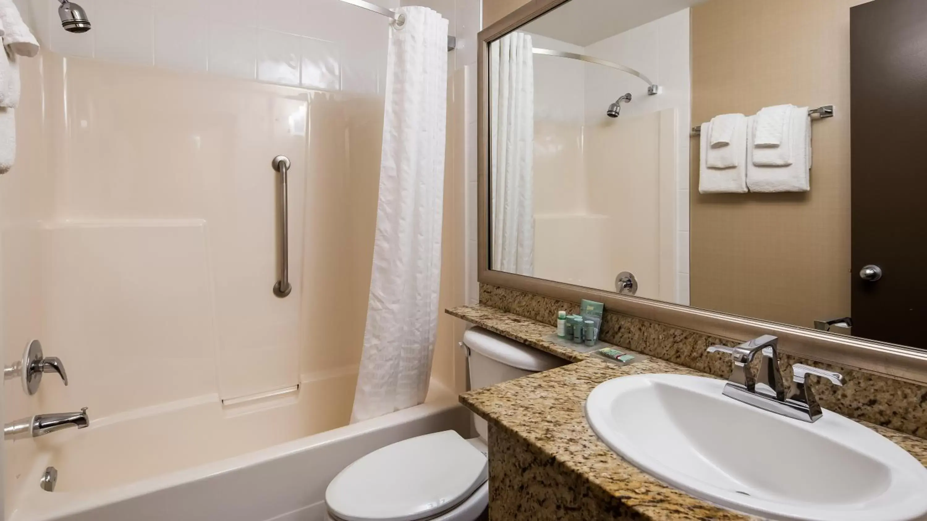 Shower, Bathroom in Best Western King George Inn & Suites