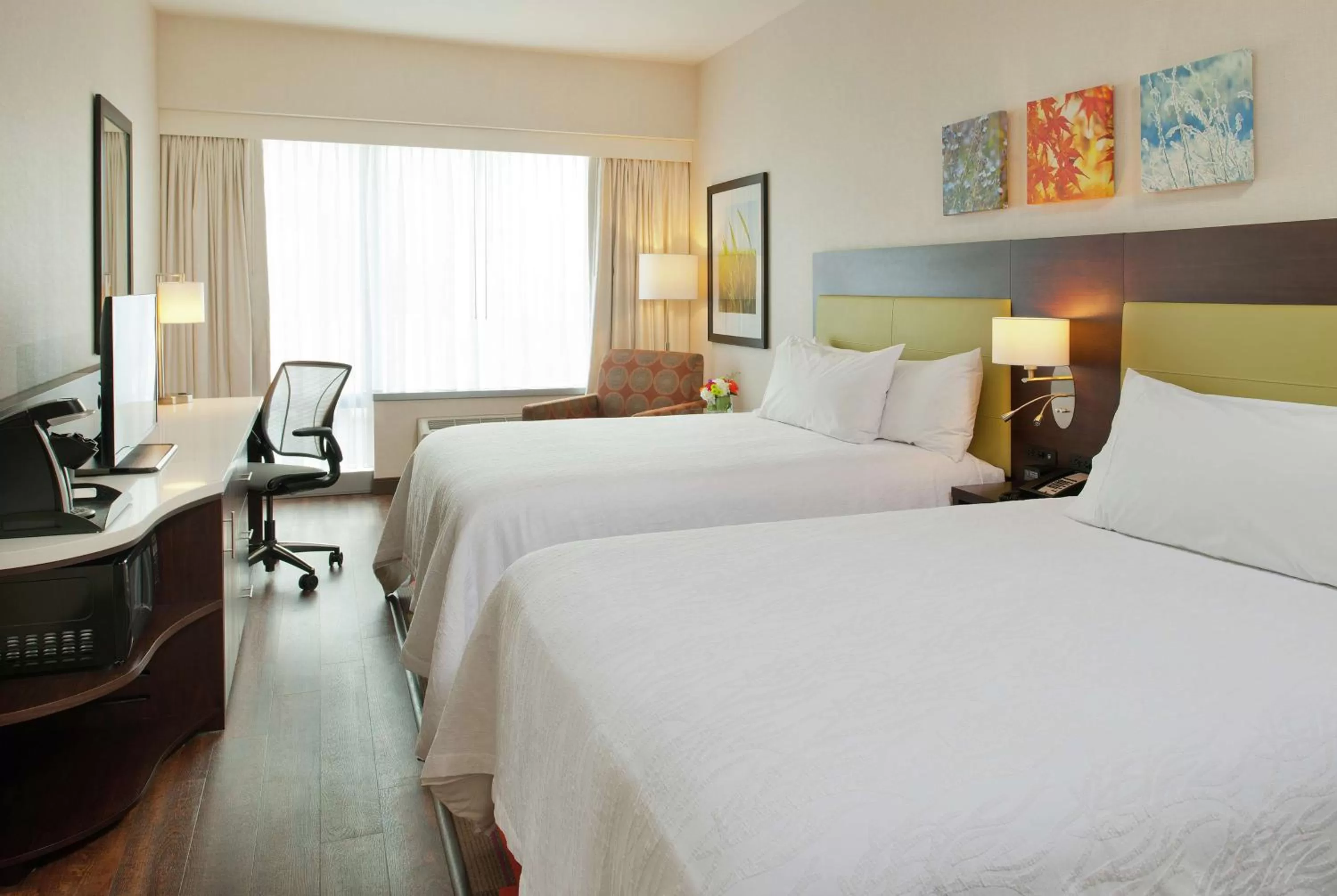 Bedroom, Bed in Hilton Garden Inn Pittsburgh Downtown