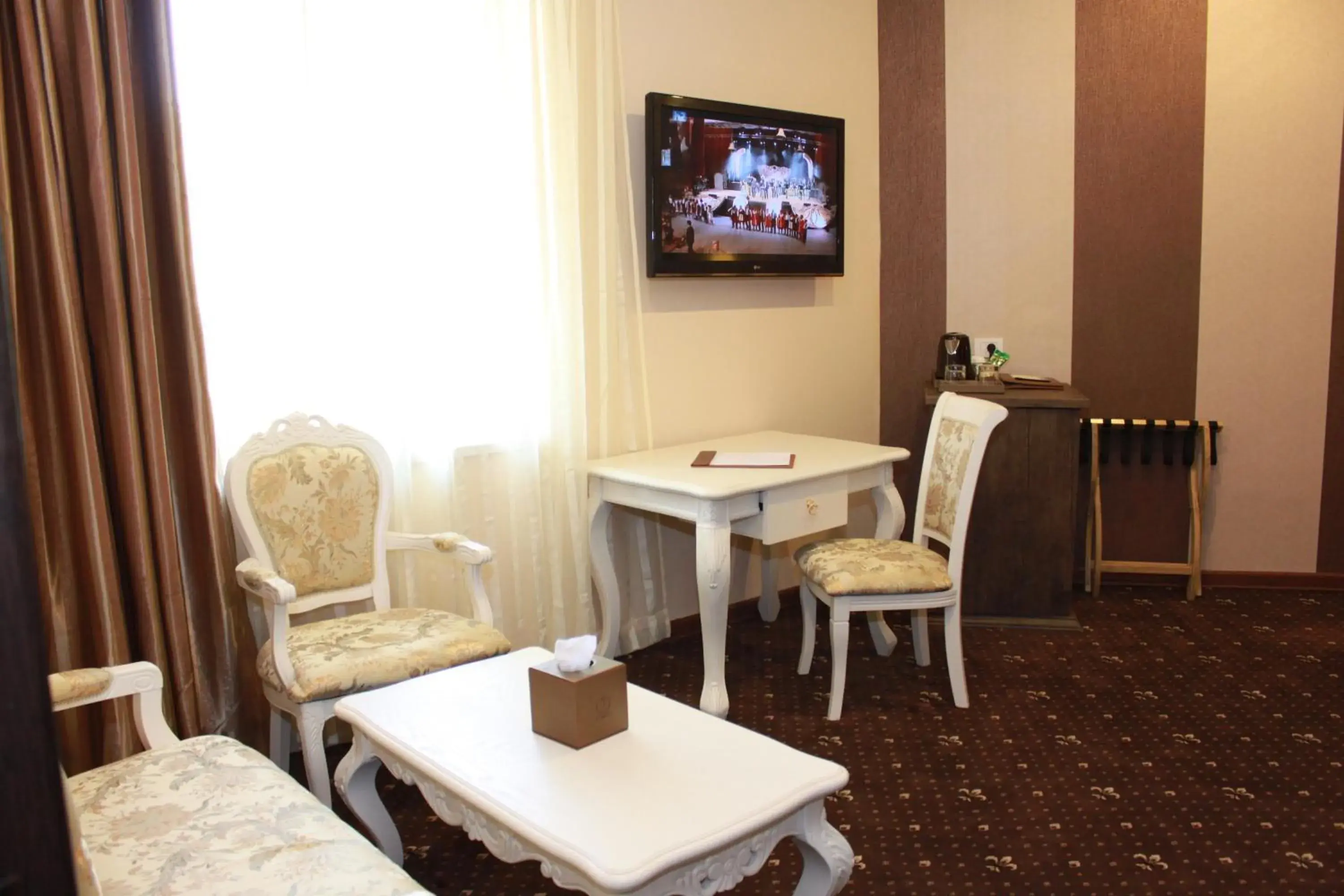 Seating area, TV/Entertainment Center in Imperial Palace Hotel