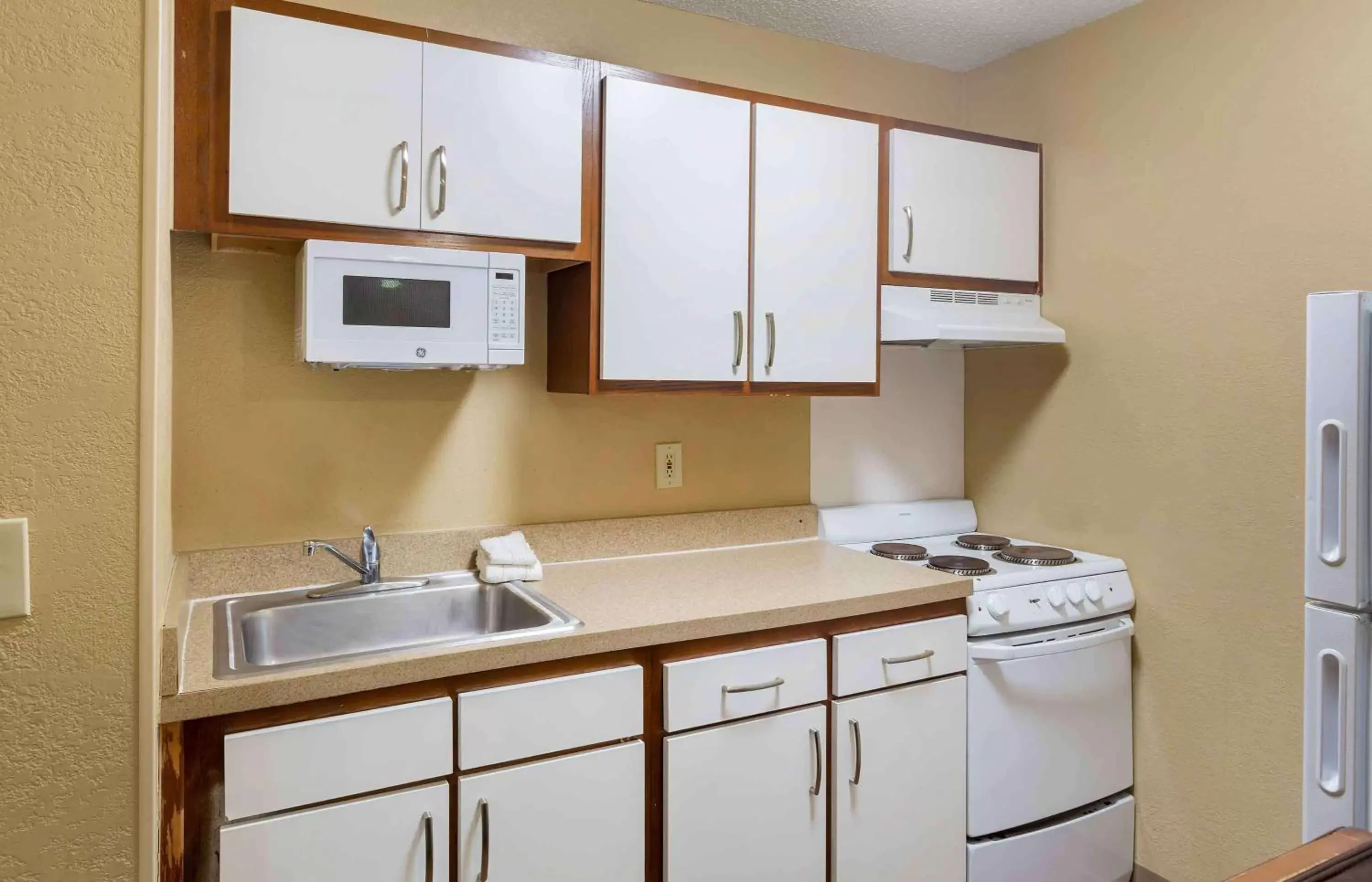 Bedroom, Kitchen/Kitchenette in Extended Stay America Suites - Raleigh - North Raleigh - Wake Towne Dr