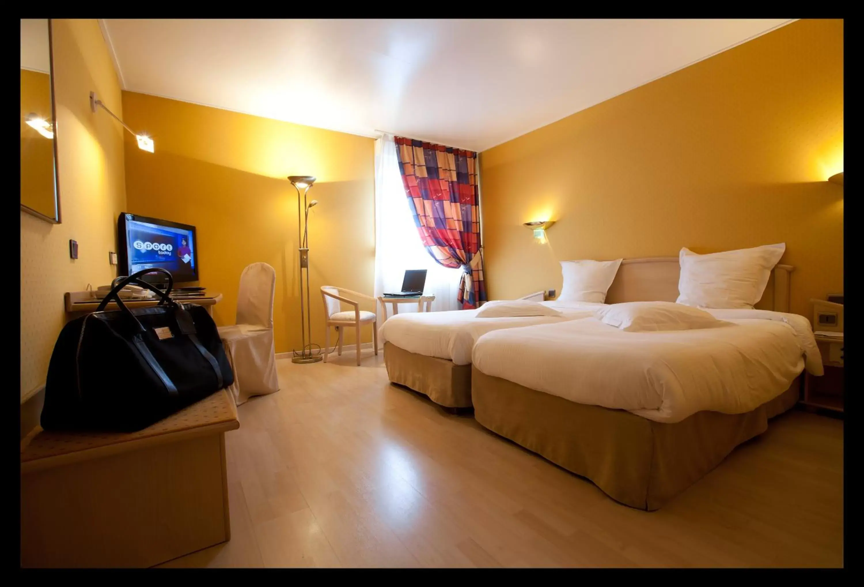 Bed, TV/Entertainment Center in Best Western Plus La Fayette Hotel et SPA