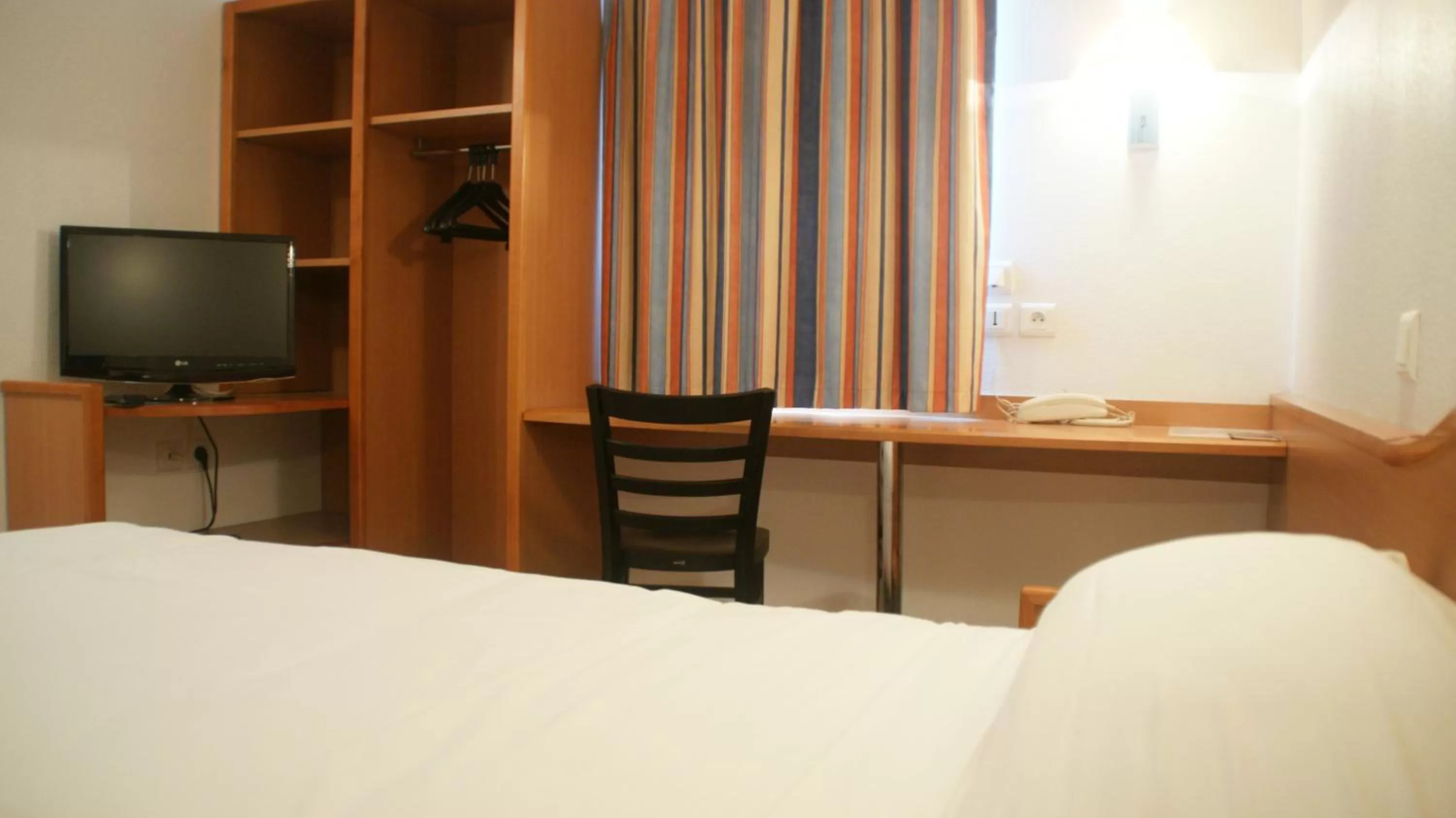 Decorative detail, Bed in BRIT HOTEL Essentiel CAHORS Nord