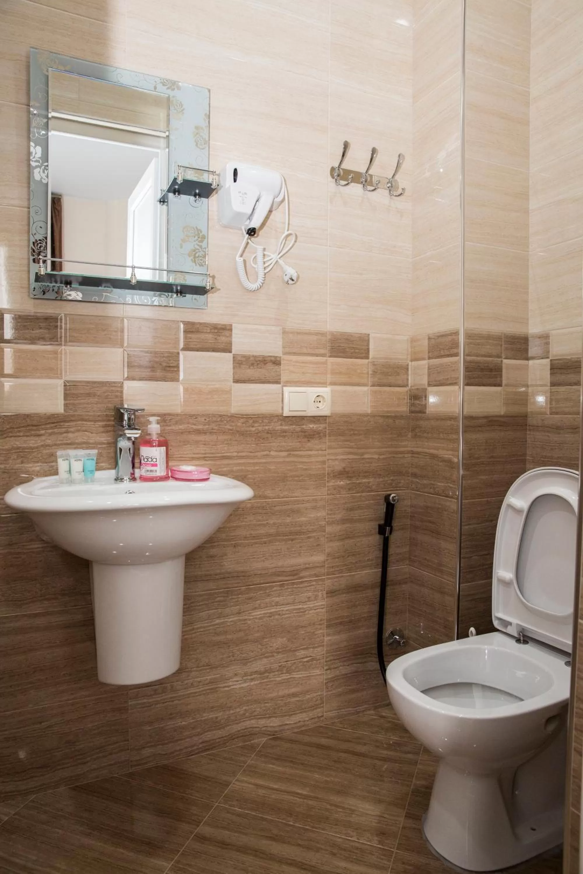 Shower, Bathroom in Hotel Maria