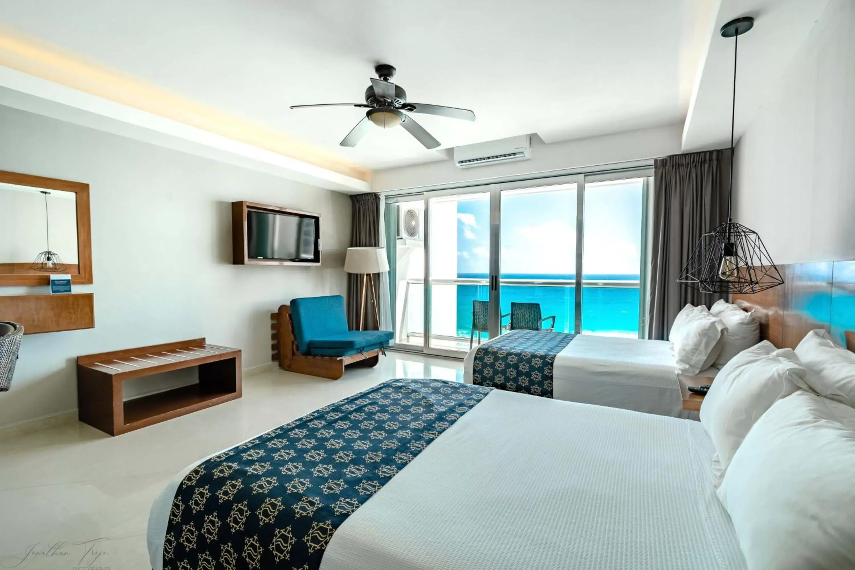 Photo of the whole room in Ocean Dream Cancun by GuruHotel