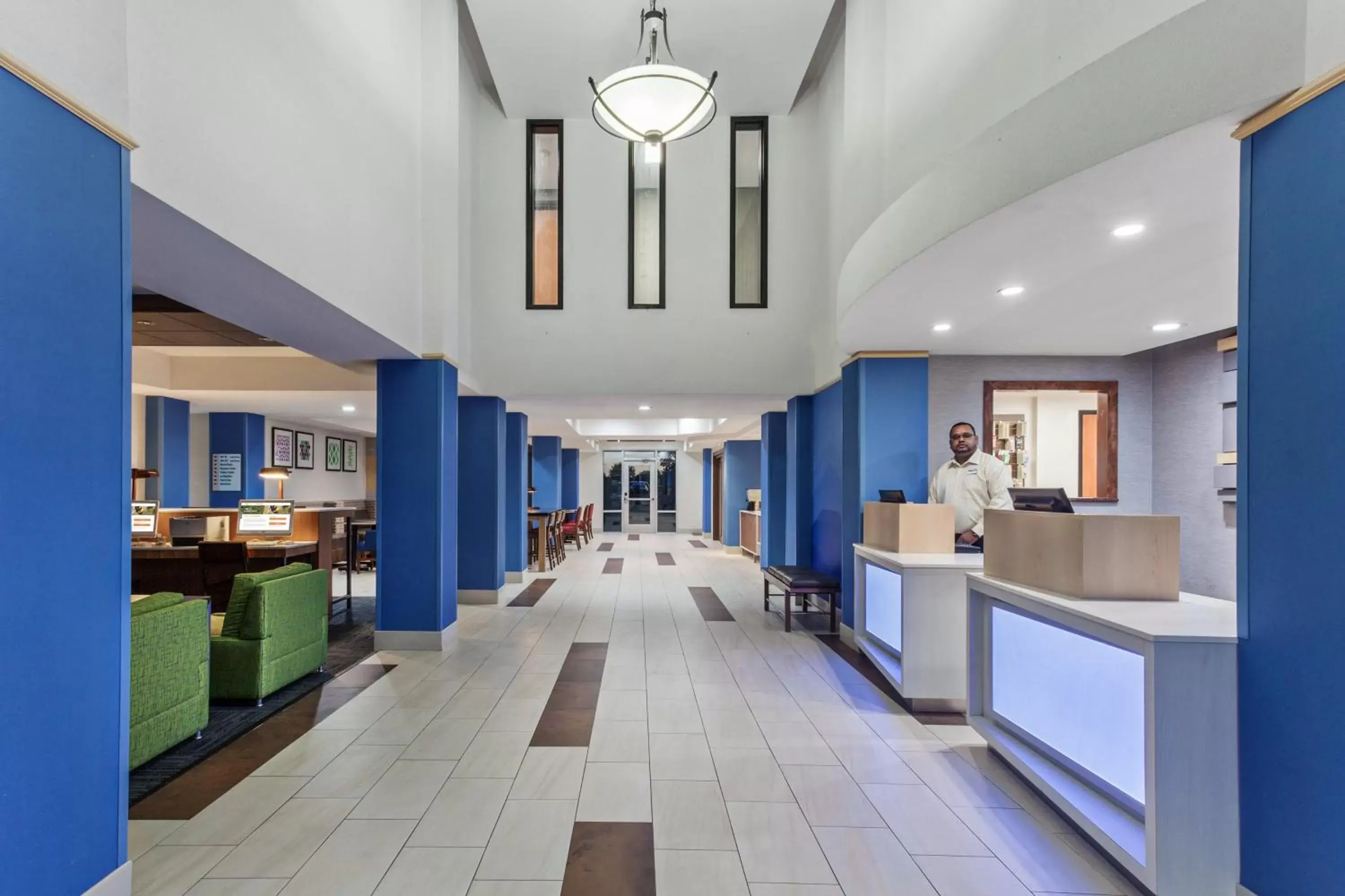Property building, Lobby/Reception in Holiday Inn Express & Suites Elk Grove West I-5