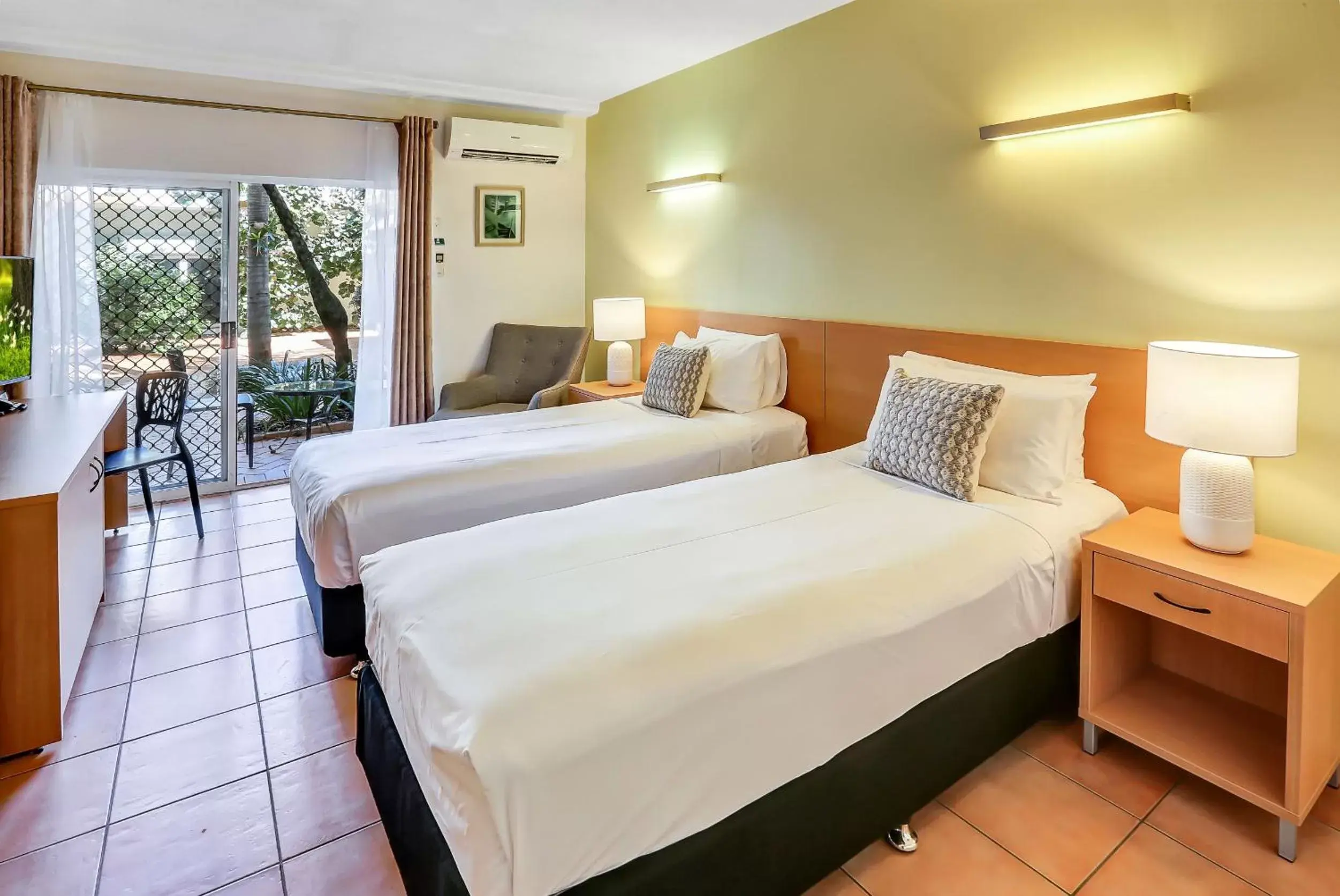 Bedroom, Bed in Coral Tree Inn